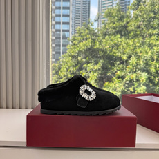 G021所见即所得Roger Vivier/ RV新品雪地靴对是你鞋柜中不可缺少的时髦担当融合了复古与现代的元素鞋面上那 G021所见即所得Roger Vivier/ RV新品雪地靴对是你鞋柜中不可缺少的时髦担当融合了复古与现代的元素鞋面上那