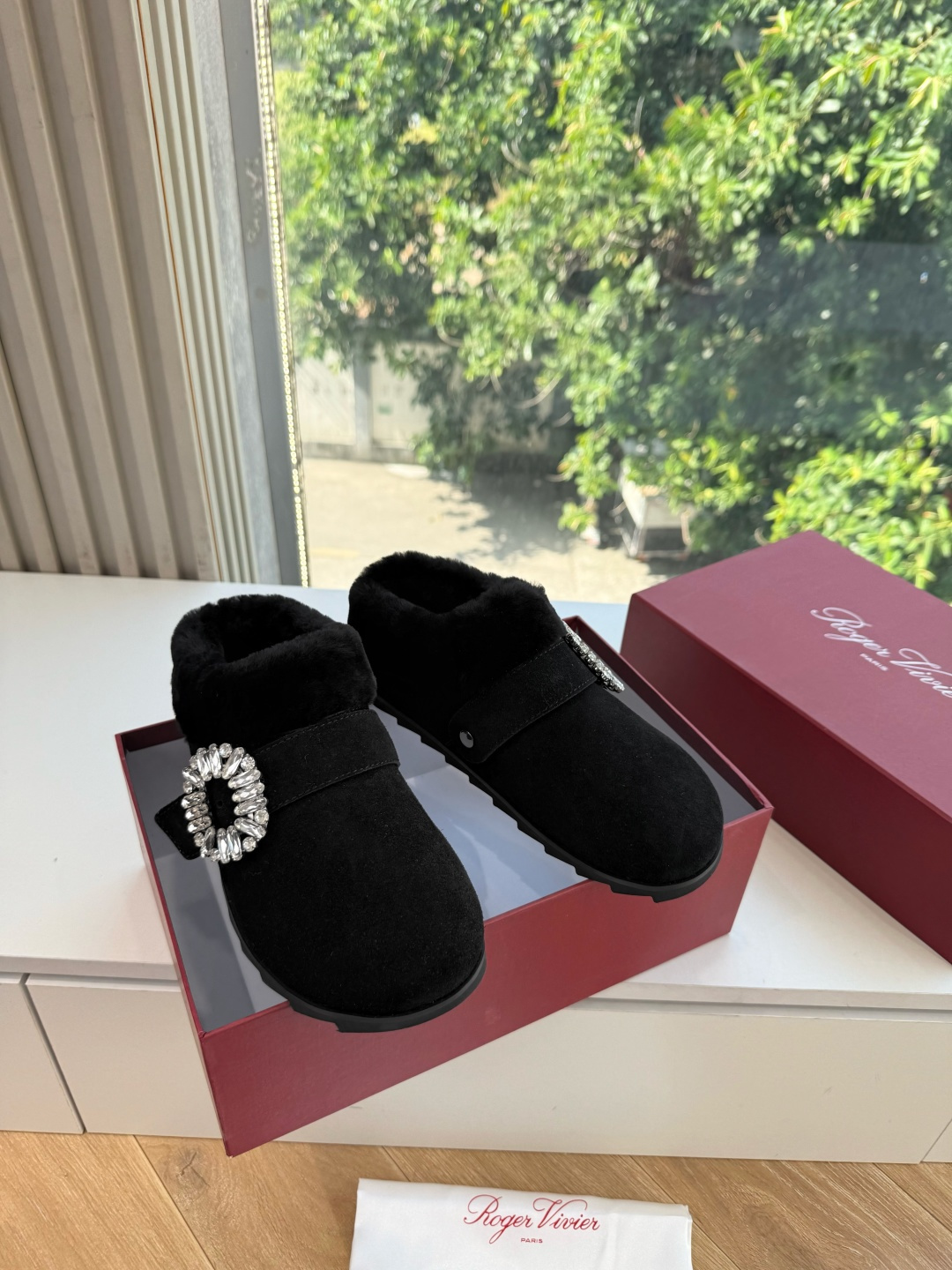 G021所见即所得Roger Vivier/ RV新品雪地靴对是你鞋柜中不可缺少的时髦担当融合了复古与现代的元素鞋面上那 G021所见即所得Roger Vivier/ RV新品雪地靴对是你鞋柜中不可缺少的时髦担当融合了复古与现代的元素鞋面上那