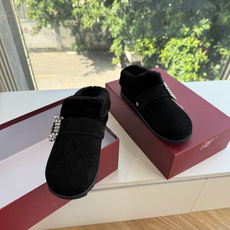G021所见即所得Roger Vivier/ RV新品雪地靴对是你鞋柜中不可缺少的时髦担当融合了复古与现代的元素鞋面上那 G021所见即所得Roger Vivier/ RV新品雪地靴对是你鞋柜中不可缺少的时髦担当融合了复古与现代的元素鞋面上那