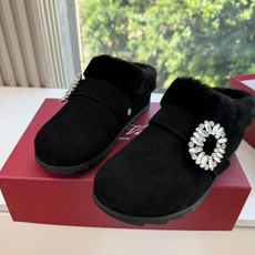 G021所见即所得Roger Vivier/ RV新品雪地靴对是你鞋柜中不可缺少的时髦担当融合了复古与现代的元素鞋面上那 G021所见即所得Roger Vivier/ RV新品雪地靴对是你鞋柜中不可缺少的时髦担当融合了复古与现代的元素鞋面上那