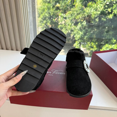 G021所见即所得Roger Vivier/ RV新品雪地靴对是你鞋柜中不可缺少的时髦担当融合了复古与现代的元素鞋面上那 G021所见即所得Roger Vivier/ RV新品雪地靴对是你鞋柜中不可缺少的时髦担当融合了复古与现代的元素鞋面上那
