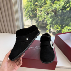 G021所见即所得Roger Vivier/ RV新品雪地靴对是你鞋柜中不可缺少的时髦担当融合了复古与现代的元素鞋面上那 G021所见即所得Roger Vivier/ RV新品雪地靴对是你鞋柜中不可缺少的时髦担当融合了复古与现代的元素鞋面上那