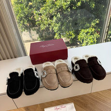 G021所见即所得Roger Vivier/ RV新品雪地靴对是你鞋柜中不可缺少的时髦担当融合了复古与现代的元素鞋面上那 G021所见即所得Roger Vivier/ RV新品雪地靴对是你鞋柜中不可缺少的时髦担当融合了复古与现代的元素鞋面上那