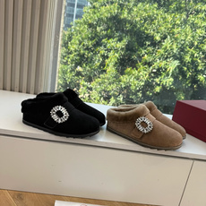 G021所见即所得Roger Vivier/ RV新品雪地靴对是你鞋柜中不可缺少的时髦担当融合了复古与现代的元素鞋面上那 G021所见即所得Roger Vivier/ RV新品雪地靴对是你鞋柜中不可缺少的时髦担当融合了复古与现代的元素鞋面上那