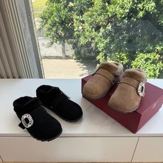 G021所见即所得Roger Vivier/ RV新品雪地靴对是你鞋柜中不可缺少的时髦担当融合了复古与现代的元素鞋面上那 G021所见即所得Roger Vivier/ RV新品雪地靴对是你鞋柜中不可缺少的时髦担当融合了复古与现代的元素鞋面上那