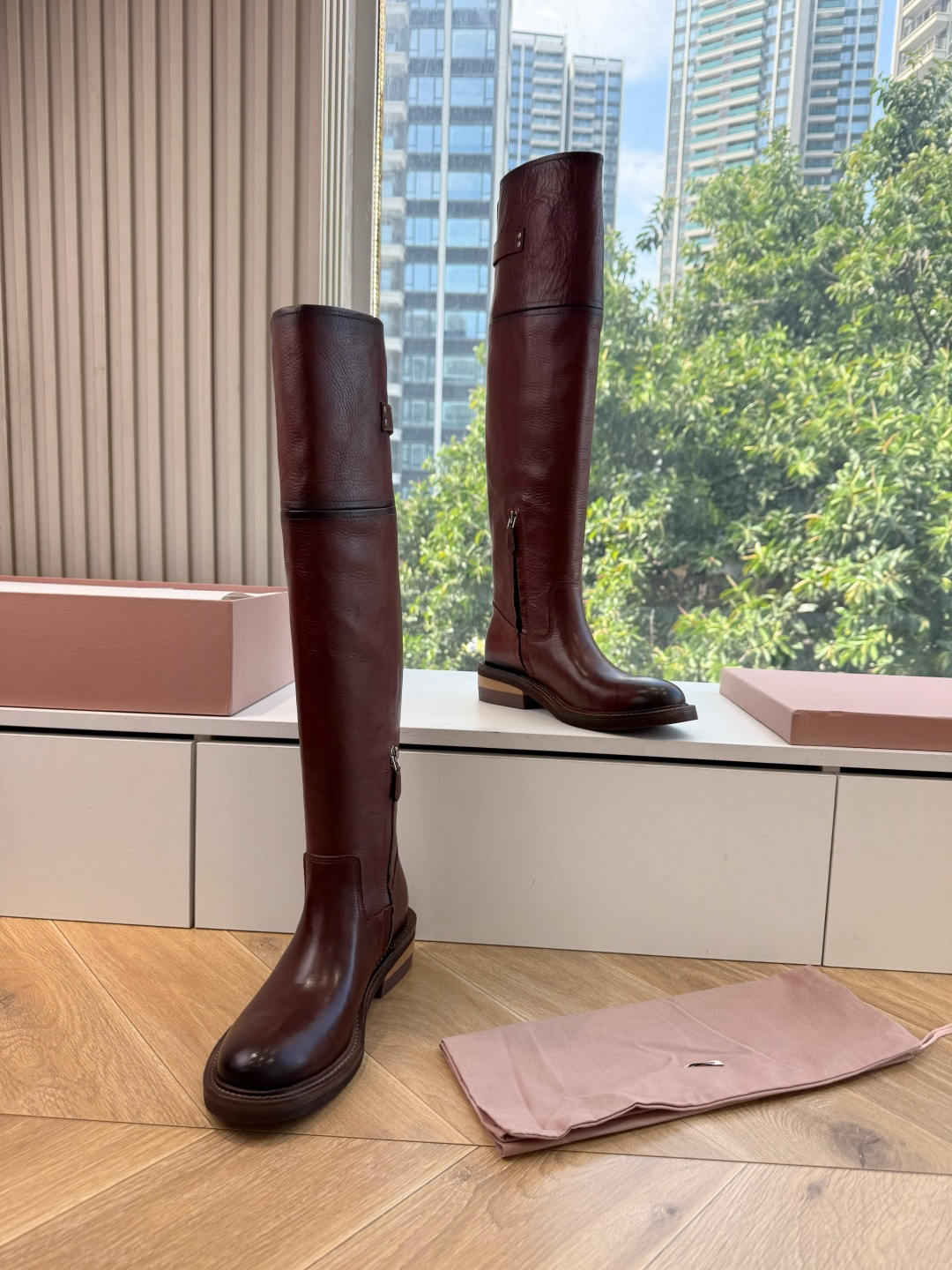 G588Miu Mi*新款复古做旧搭扣高筒过膝靴骑士靴 自带松弛复古文艺氛围感,利落圆靴型搭配折边设计,金属搭扣点缀恰到 G588Miu Mi*新款复古做旧搭扣高筒过膝靴骑士靴 自带松弛复古文艺氛围感,利落圆靴型搭配折边设计,金属搭扣点缀恰到