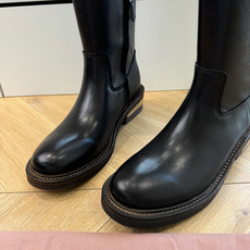G588Miu Mi*新款复古做旧搭扣高筒过膝靴骑士靴 自带松弛复古文艺氛围感,利落圆靴型搭配折边设计,金属搭扣点缀恰到 G588Miu Mi*新款复古做旧搭扣高筒过膝靴骑士靴 自带松弛复古文艺氛围感,利落圆靴型搭配折边设计,金属搭扣点缀恰到