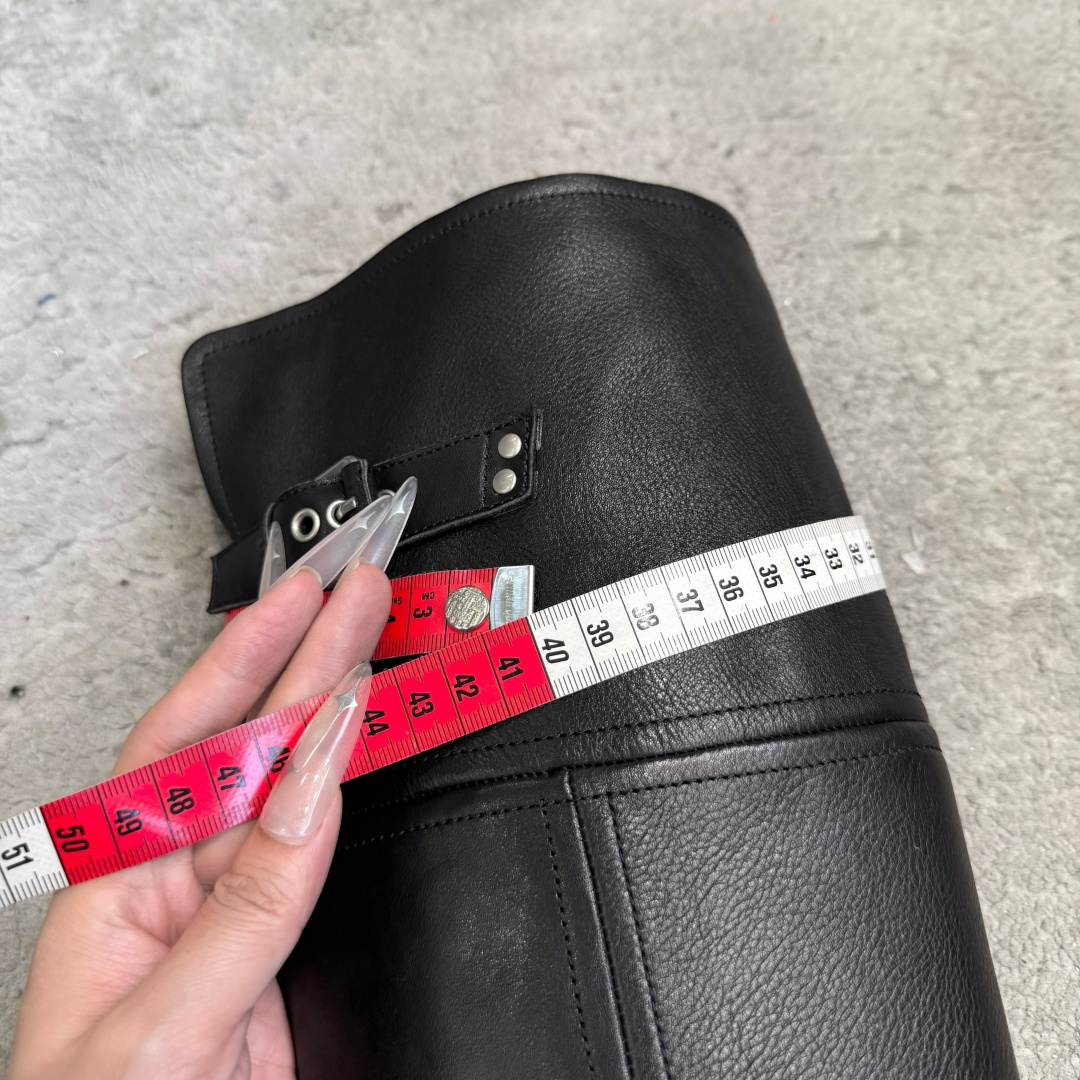G588Miu Mi*新款复古做旧搭扣高筒过膝靴骑士靴 自带松弛复古文艺氛围感，利落圆靴型搭配折边设计，金属搭扣点缀恰到