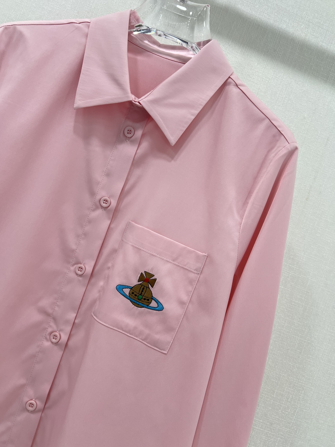 “A’s Handy and Stylish Shirt-Cleaner for Easy Day-to-Day Commuting” - 图片 4