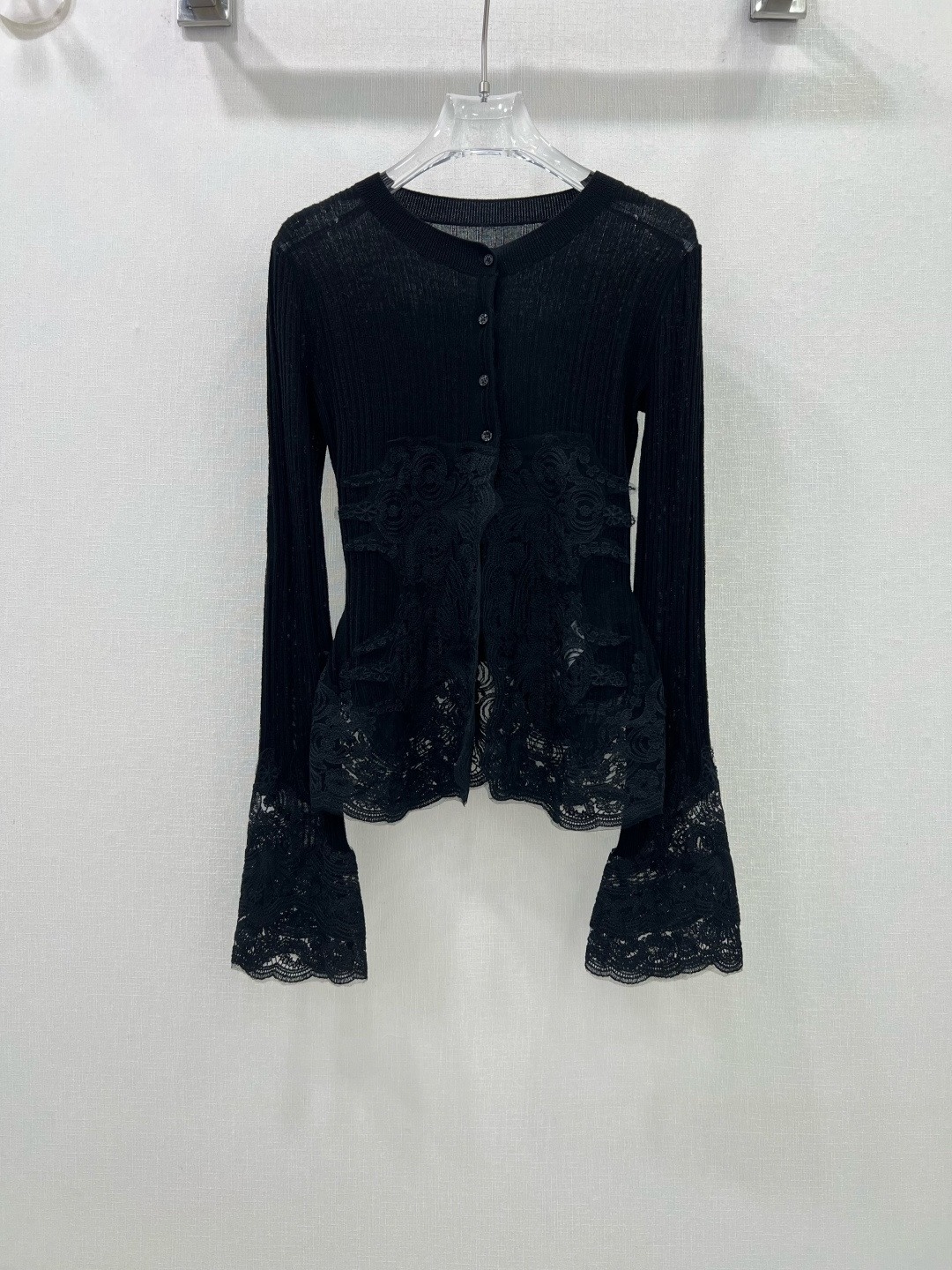 “Ermanno Scervino Lace Dress: Versatile and Stylish Spring Collection”