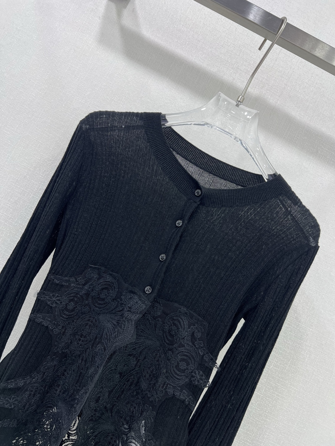 “Ermanno Scervino Lace Dress: Versatile and Stylish Spring Collection” - 图片 2