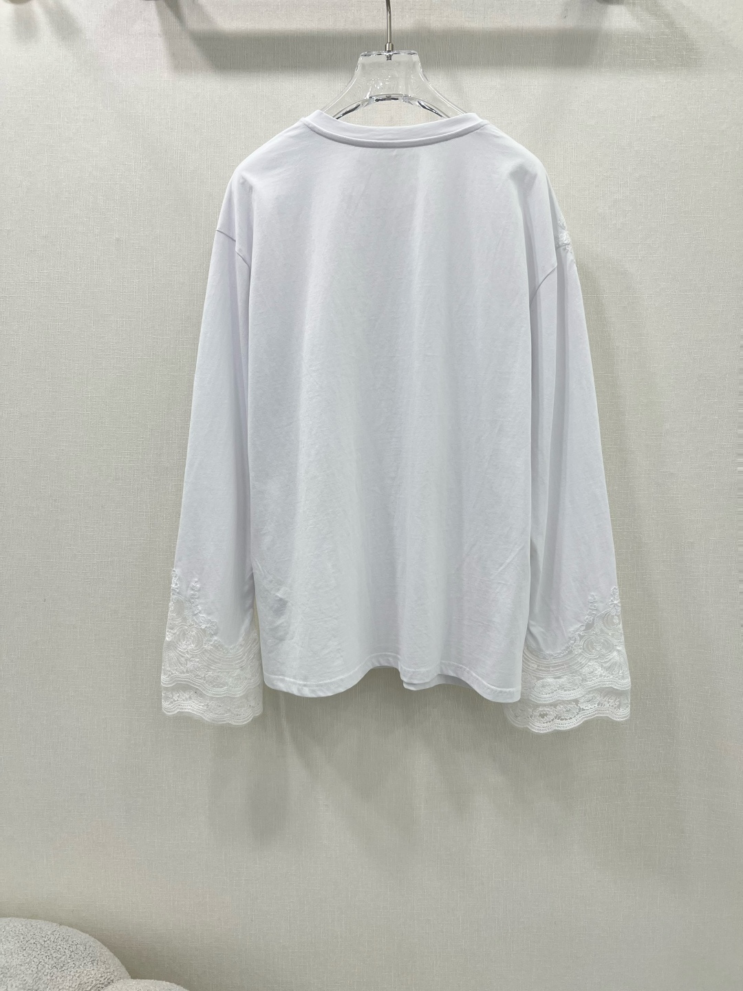 “Stylish Female Suit by Ermanno Scervino: New Spring Collection with High-Quality Cotton T-shirts” - 图片 8