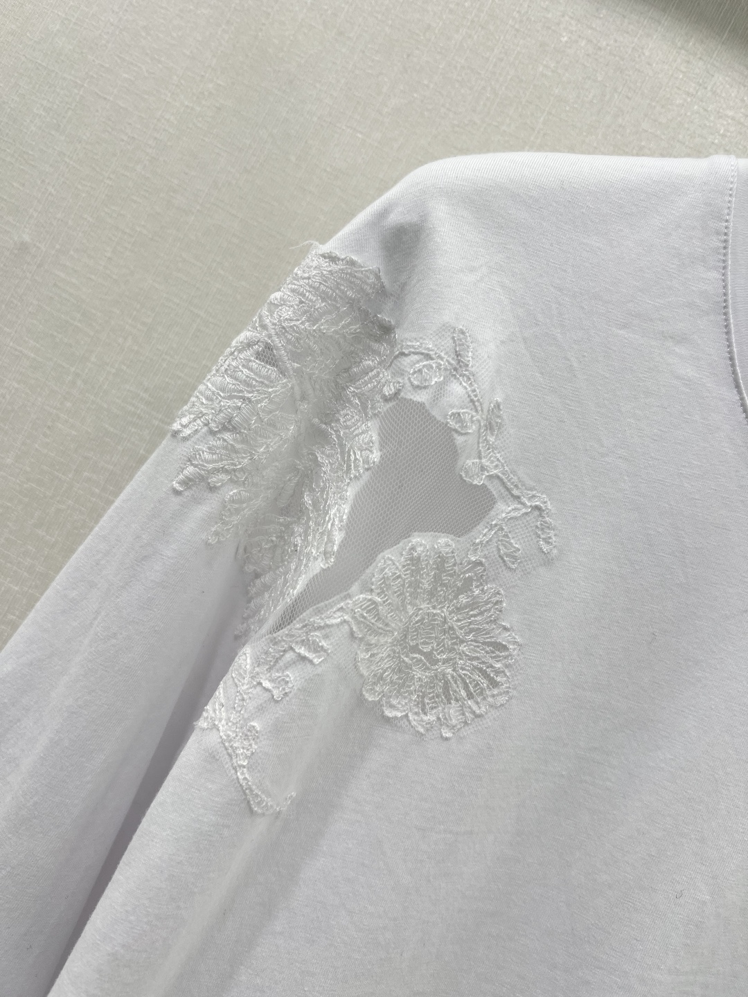 “Stylish Female Suit by Ermanno Scervino: New Spring Collection with High-Quality Cotton T-shirts” - 图片 3