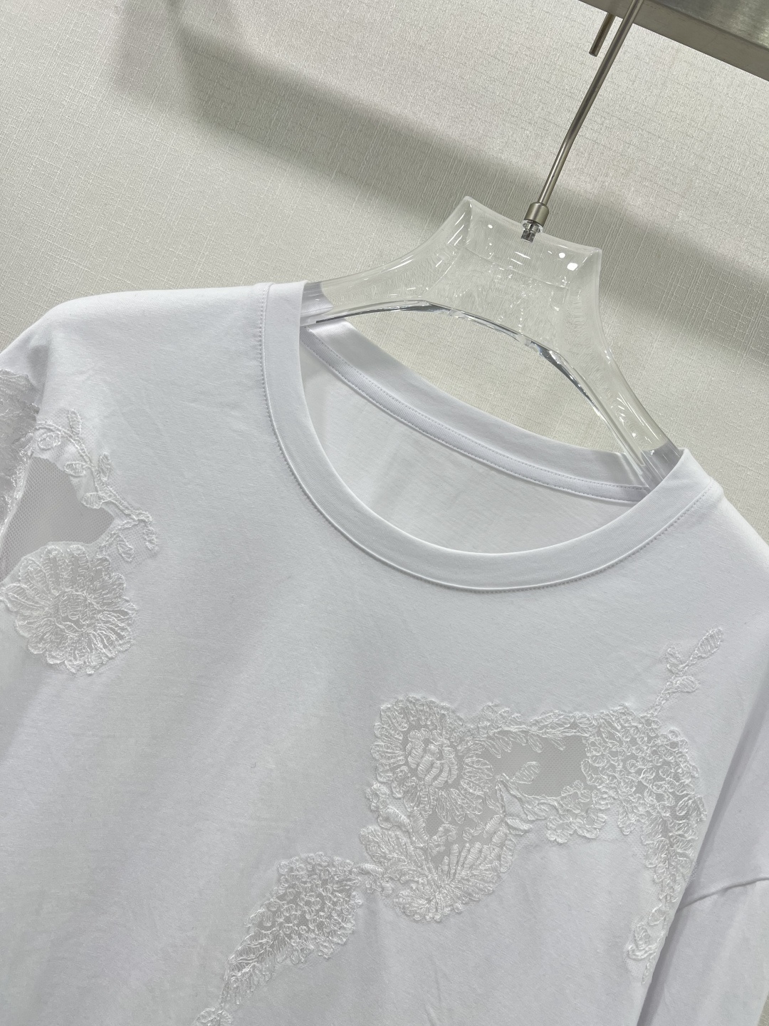 “Stylish Female Suit by Ermanno Scervino: New Spring Collection with High-Quality Cotton T-shirts” - 图片 2