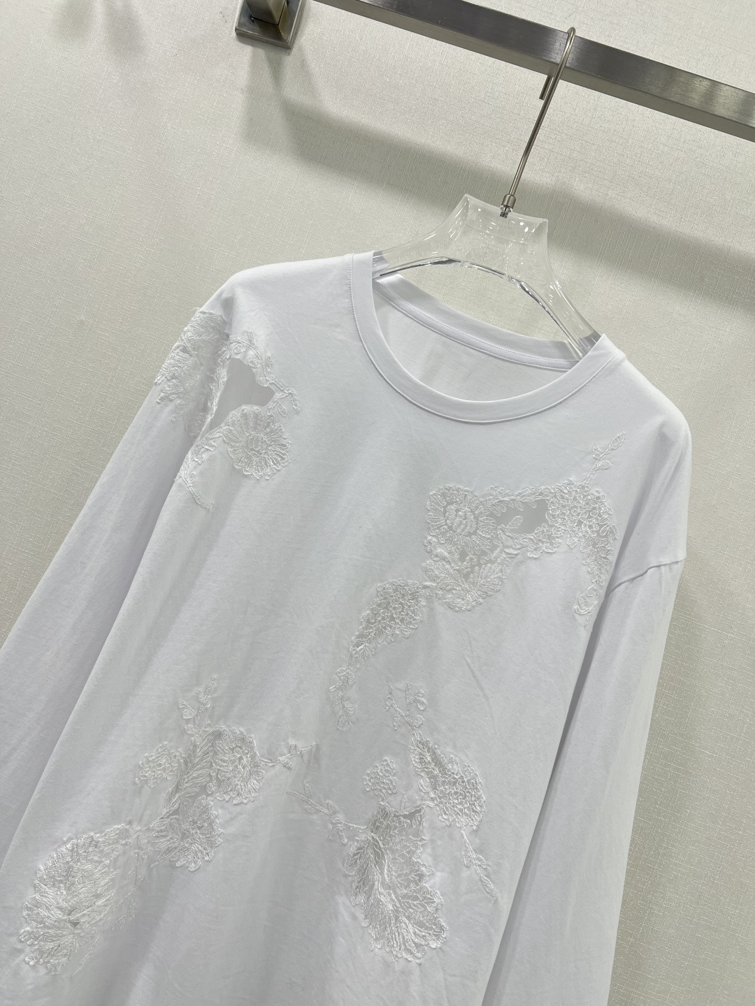 “Stylish Female Suit by Ermanno Scervino: New Spring Collection with High-Quality Cotton T-shirts” - 图片 4