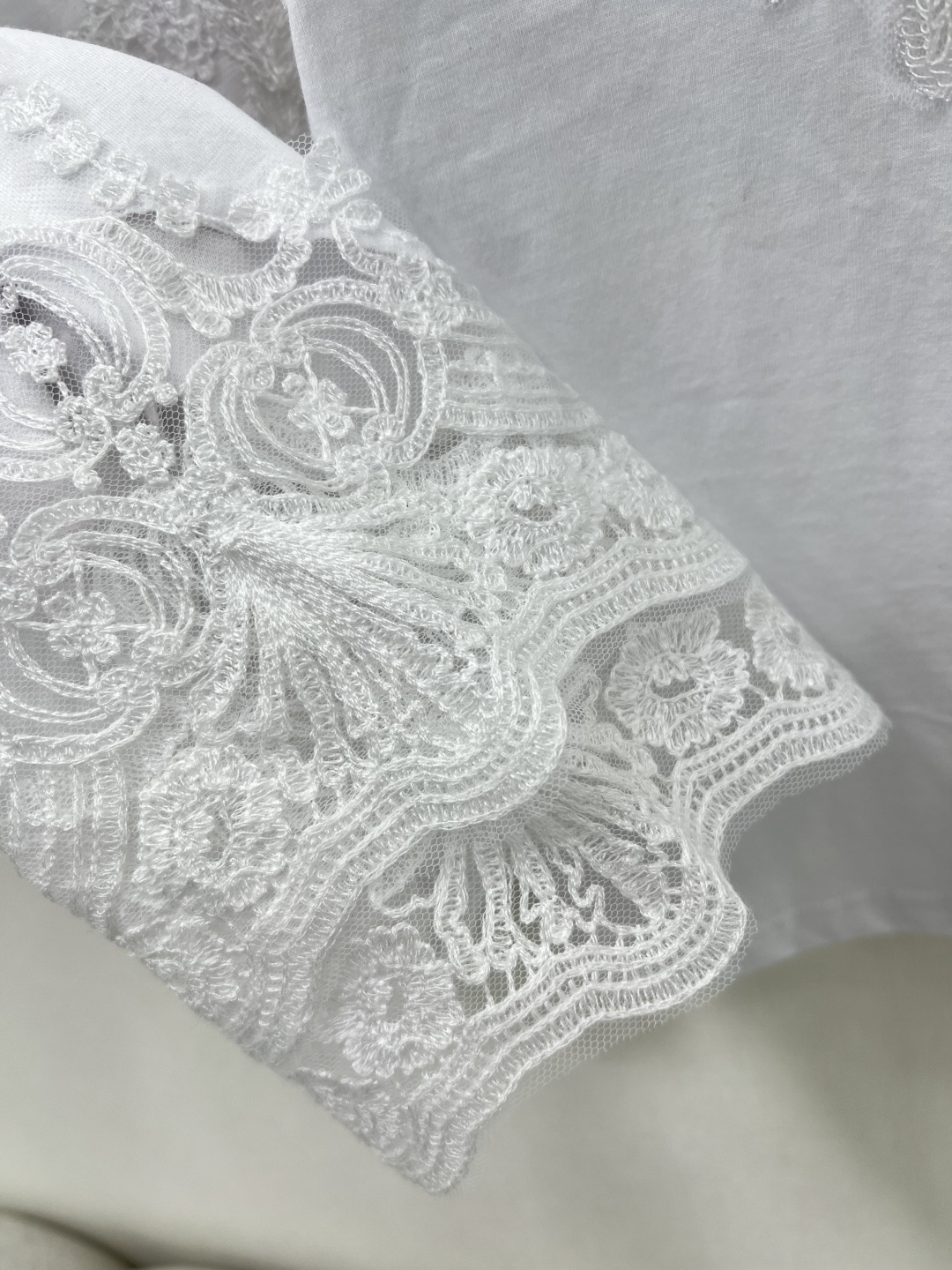 “Stylish Female Suit by Ermanno Scervino: New Spring Collection with High-Quality Cotton T-shirts” - 图片 6