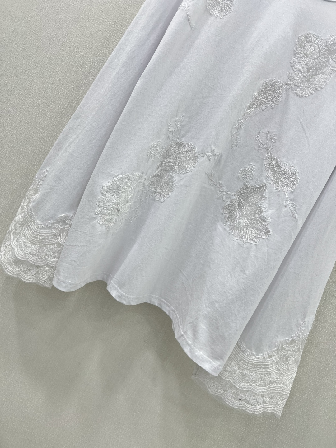 “Stylish Female Suit by Ermanno Scervino: New Spring Collection with High-Quality Cotton T-shirts” - 图片 5