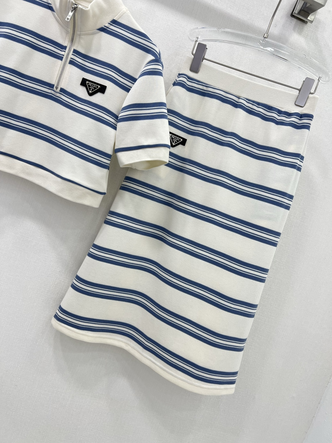 Stylish Female Suit Set with 25 New Outfits and Classic Stripes for Timeless Fashion - 图片 5