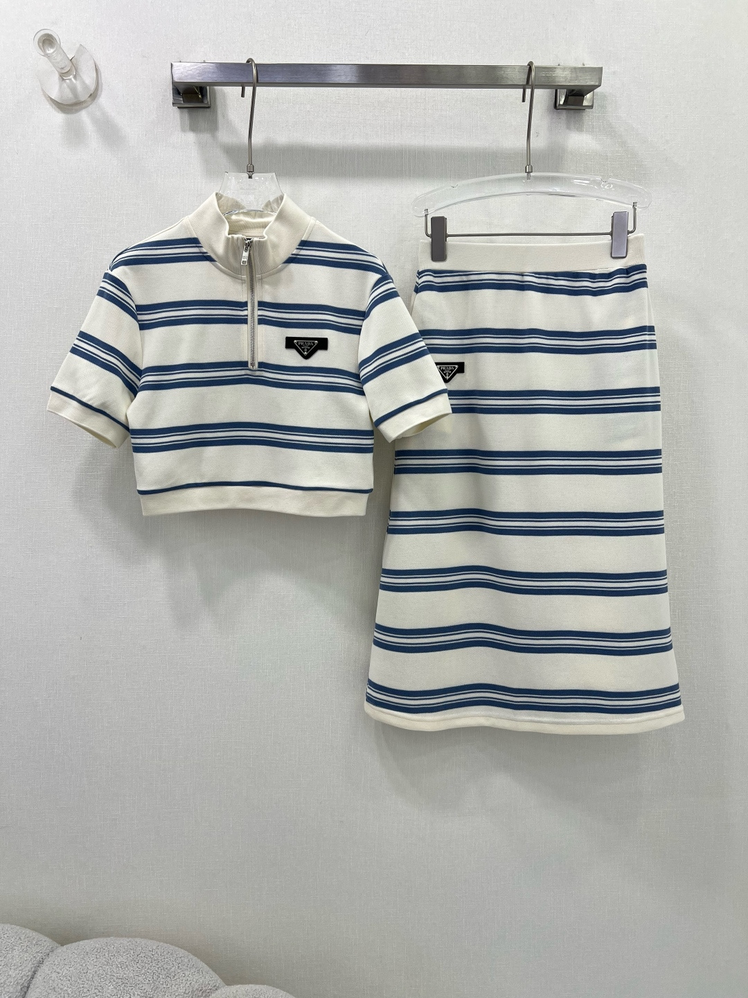 Stylish Female Suit Set with 25 New Outfits and Classic Stripes for Timeless Fashion - 图片 1