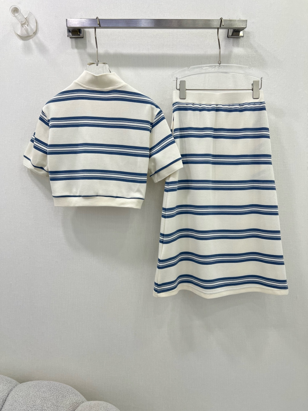 Stylish Female Suit Set with 25 New Outfits and Classic Stripes for Timeless Fashion - 图片 8