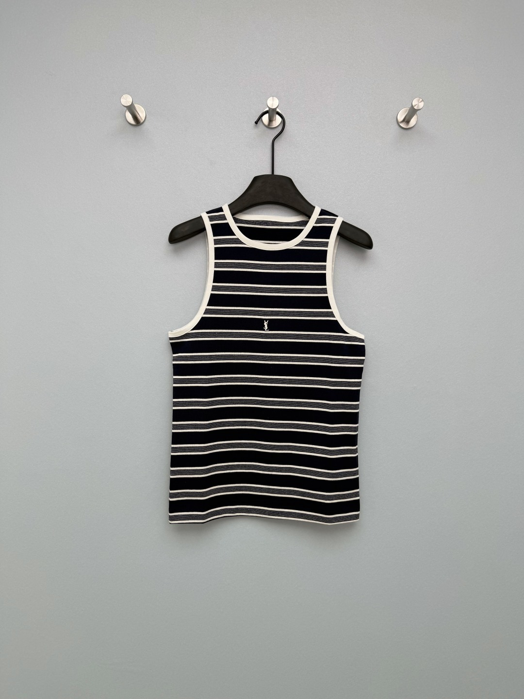 NO:776343,Saint Lauren*26 new blue and white striped sleeveless vest top Who can resist a classic black and white striped vest!  This YSL style knitted vest is really easy to wear!  Narrow shoulder straps + round neck design reveal delicate collarbones and transform into right-angled shoulders in seconds. The black and white pinstripes come with a retro filter, which makes you look slim and high-end. It is not flattering at all. The high-elastic knitted fabric is soft and skin-friendly. It is refreshing and breathable to wear alone in summer, paired with a suit or denim jacket in spring and autumn, and can be worn for commuting and leisure. Wear it with a coat in winter, layering it to create a full sense of practicality. The small logo embroidery on the chest is low-key and exquisite, and it has just the right sense of light luxury!  Monochrome size 3 SML, saint laurent-clothing, saint laurent, saint laurent, saint laurent, jackets & coats, business suit,19860909Saint Lauren*26新款蓝白条纹无袖背心上衣 谁能拒绝一件经典的黑白条纹背心啊！ 这件YSL风针织背心真的太好穿了！窄肩带+圆领设计,露出精致锁骨,秒变直角肩 黑白细条纹自带复古滤镜,显瘦又高级,完全不挑身材～高弹针织面料软糯亲肤,夏天单穿清爽透气春秋搭西装、牛仔外套,通勤休闲都能hold住 冬天内搭大衣,叠穿层次感拉满,实用度满分 胸口的小logo刺绣低调精致,轻奢感拿捏得刚刚好！单色3码SML,圣罗兰-服装,saint laurent,saint laurent,saint laurent,jackets & coats,business suit,,Women's clothing
