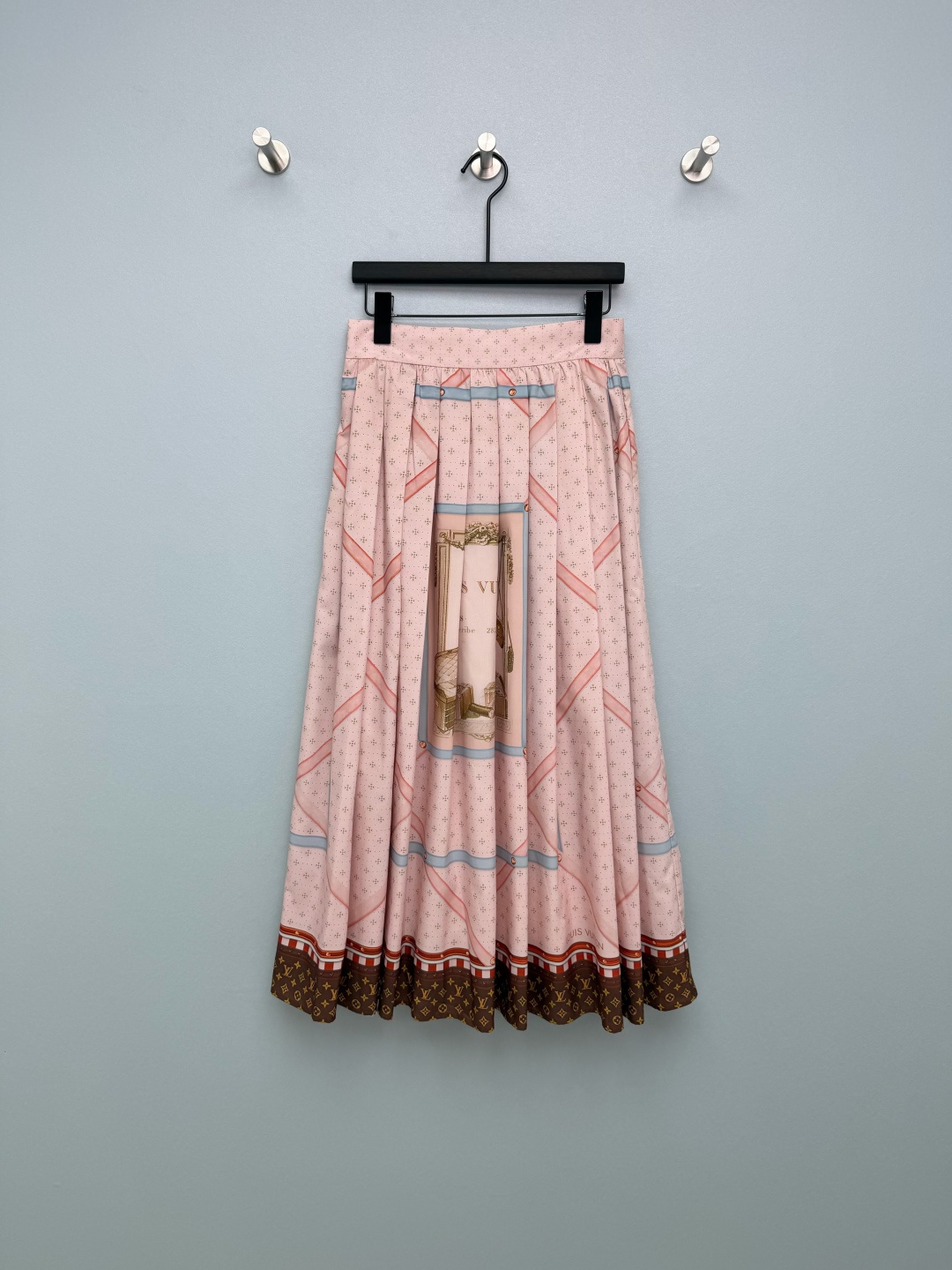 NO:776330,Louis Vuitto*26 new pink retro printed pleated skirt. Retro suitcase illustration and classic Monogram elements, with a high-end and artistic atmosphere. High-waisted pleated A-line version, hiding the flesh and making your legs look slimmer. The skirt has presbyopic splicing + striped details, which makes it more recognizable. This pink printed skirt is also amazing!  Combined with shirts from the same series to form a suit, it directly brings out the light luxury retro feel. Monochrome size 3 SML, Louis Vuitton-clothing, louis vuitton, louis vuitton, skirts, shirts,19860909Louis Vuitto*26新款粉色复古印花压褶半裙 复古旅行箱插画与经典Monogram元素,自带高级感与艺术氛围 高腰褶皱A字版型,藏肉显瘦,秒变长腿精 裙摆老花拼接+条纹细节,辨识度拉满 这条粉色印花半裙也太绝了吧！和同系列衬衫组成套装,直接把轻奢复古感拉满 单色3码SML,路易威登-服装,louis vuitton,louis vuitton,skirts,shirts,,Women's clothing
