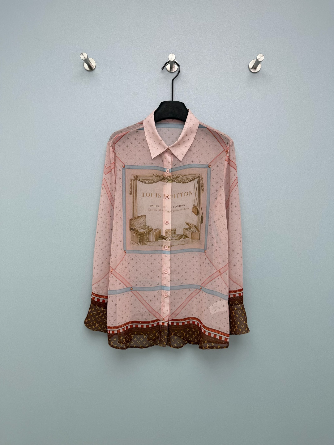 NO:776333,Louis Vuitto*26 new pink see-through printed shirt, retro suitcase illustration and classic Monogram elements, with a sense of luxury and artistic atmosphere. The classic suitcase illustration is printed on the body, with old flower splicing on the cuffs, the retro light luxury feeling directly fills the translucent chiffon fabric, light and elegant, super comfortable to wear in spring and summer. Retro suitcase print on the chest, with a sense of literary and artistic story. Old flower splicing on the cuffs + stripe details, full of recognition  The body is covered with light pink four-leaf flower dark patterns, which is low-key and refined, enhancing the overall texture!  Solid color size 3 SML,Louis Vuitton-clothing,louis vuitton,louis vuitton,shirts,19860909Louis Vuitto*26新款粉色透视印花衬衫,复古旅行箱插画与经典Monogram元素,自带高级感与艺术氛围 经典旅行箱插画印在衣身上,搭配袖口老花拼接,复古轻奢感直接拉满半透明雪纺面料,轻盈飘逸,春夏穿超舒服 胸前复古旅行箱印花,自带文艺故事感 袖口老花拼接+条纹细节,辨识度拉满 衣身布满浅粉色四叶花暗纹,低调精致,提升整体质感！单色3码SML,路易威登-服装,louis vuitton,louis vuitton,shirts,,Women's clothing