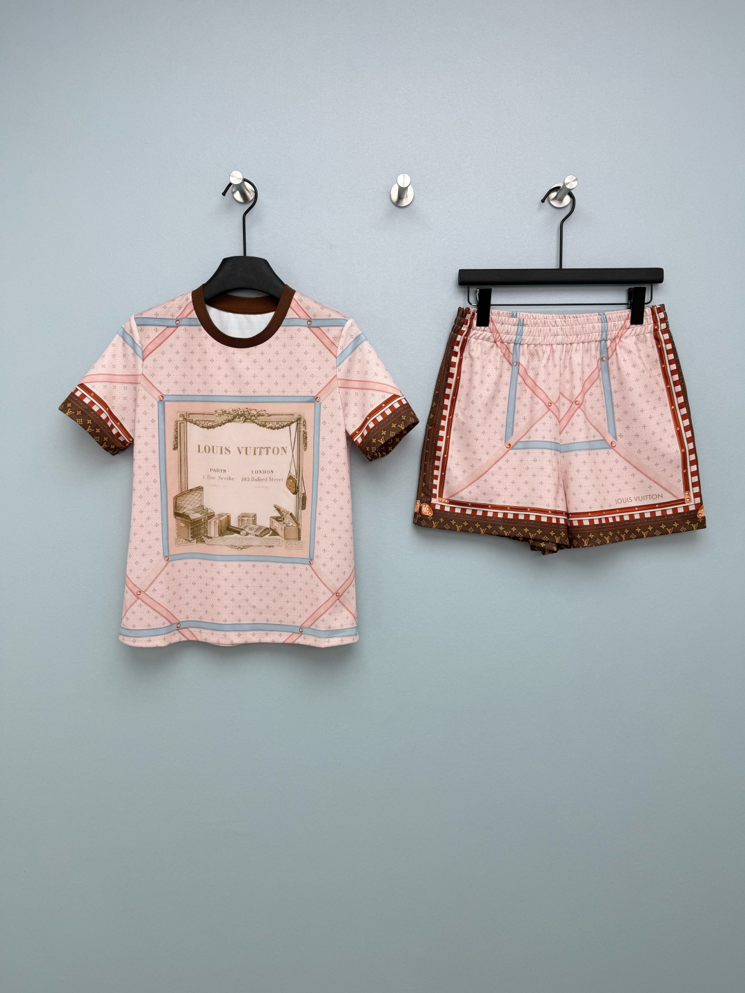 NO:776323,Louis Vuitto*26 new suit, a combination of pink retro printed short-sleeved + shorts suit, retro suitcase illustration and classic Monogram elements, with a sense of luxury and artistic atmosphere  Round neck + loose short-sleeved version, the collar and cuffs are spliced with brown edges, which weakens the sweetness of pink and adds a retro texture. The elastic waist of the shorts + straight version, the waist elastic design is comfortable to wear, the pants are moderate in length, cover the flesh and look slim, and are friendly to all body types. The light pink dark pattern fabric is low-key and exquisite, showing whiteness without picking up skin. The whole outfit is a rich family's casual style. It can be worn separately and matched for daily use. It can be worn on vacation, shopping, and dating. It is a perfect atmosphere artifact!  Solid color size 3 SML,Louis Vuitton-clothing,louis vuitton,louis vuitton,shorts,T-shirt,19860909Louis Vuitto*26新款套装 粉色复古印花短袖+短裤套装的组合 复古旅行箱插画与经典Monogram元素,自带高级感与艺术氛围 圆领+宽松短袖版型,领口与袖口拼接棕色包边,弱化粉色的甜腻感,增加复古质感.短裤松紧腰+直筒版型,腰部松紧设计穿着舒适,裤长适中,遮肉显瘦,对各种身材都很友好.浅粉色暗纹面料,低调精致,显白不挑皮 整套穿是富家千金休闲风,拆分搭配又很日常,度假、逛街、约会都能穿,妥妥的氛围感神器！ 单色3码SML,路易威登-服装,louis vuitton,louis vuitton,shorts,T-shirt,,Women's clothing