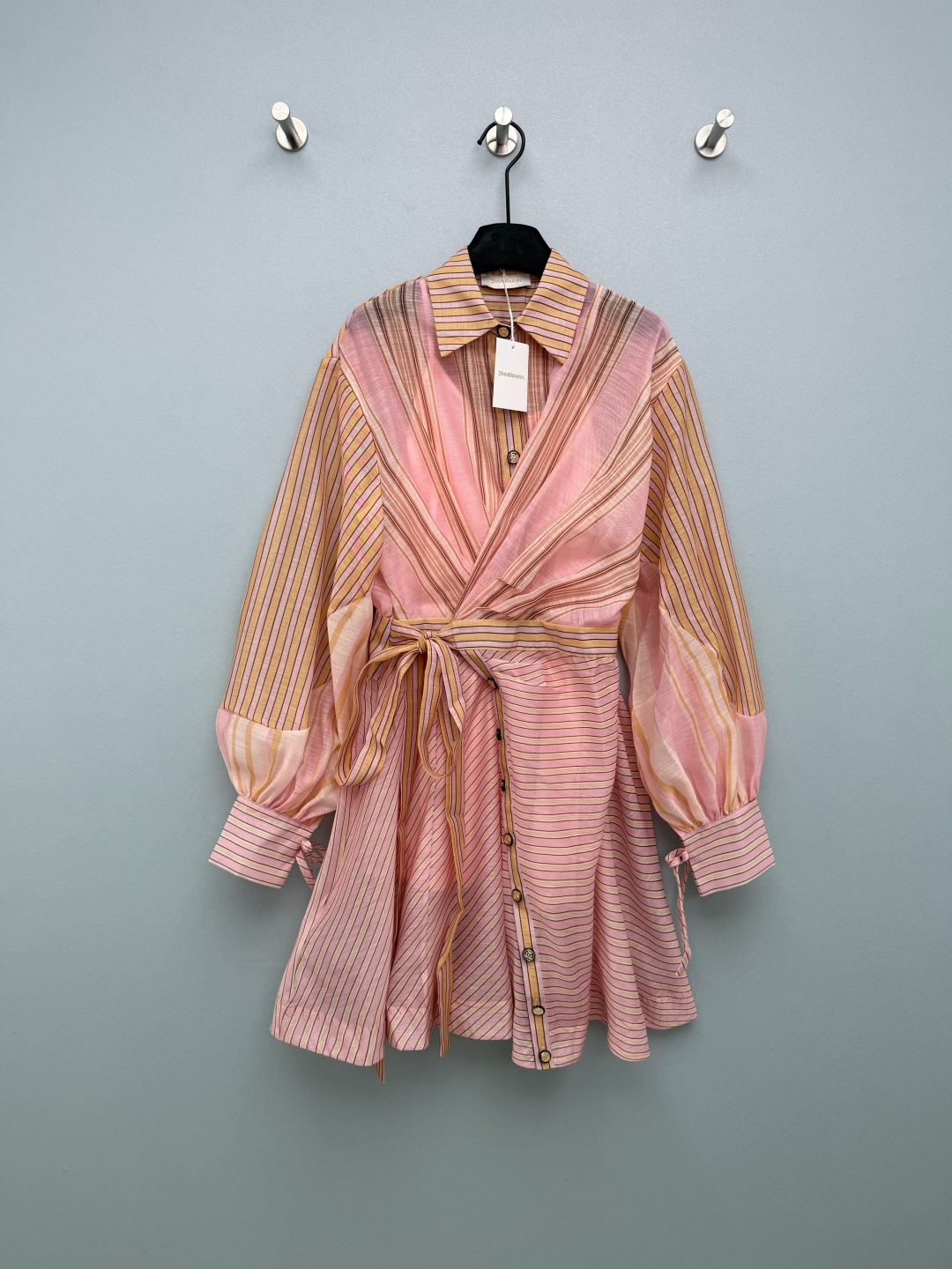 NO:776299,Zimmerman*/Zimmerman 26 new styles are available at the same time. Lapel striped long sleeves. Short dress. Lapel and lantern sleeve design. Front sloping belt waist design. Customized hardware. Super eye-catching. The cuffs are tightened into puff sleeves. Original fabric color belt is delivered. Paired with suspenders to prevent leakage. The skirt is oversized and spliced with contrasting color materials. Full of sincerity. Super invincible fairy style. Heavy work details, perfect replica of the counter style.  Full of high-end feel, the fit is super correct, and you can wear it casually to show your temperament. 2 colors and 4 sizes SMLXL, Zimmerman-clothing, skirts,19860909Zimmerman*兹/默曼 26新款同步上新啦 翻领条纹长袖 短款连衣裙 翻领和灯笼袖设计 前襟斜垮腰带收腰设计 定制五金 超吸睛让人眼前一亮 袖口收紧变成泡泡袖 配送本布色系腰带 搭配吊带防走光 裙身超大摆拼接撞色用料诚意满满 超无敌仙女款 重工细节,完美复刻专柜款 高级感满满,版型超正 随意一搭都显气质 2色4码SMLXL,兹默曼-服装,skirts,,Women's clothing