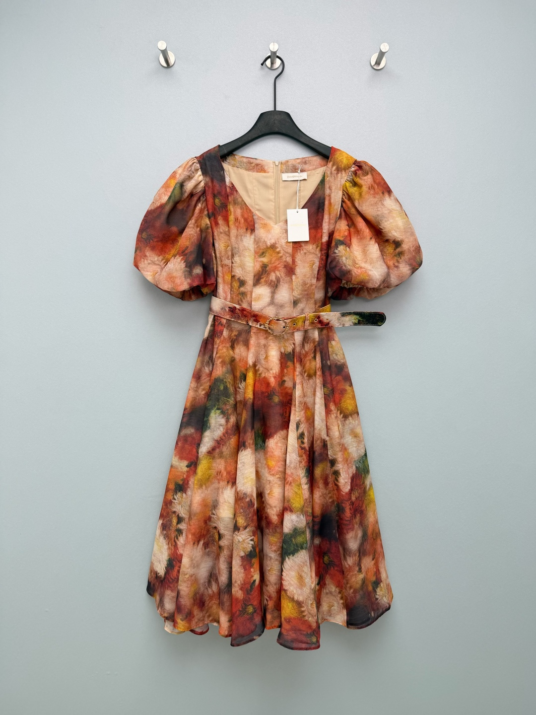 NO:776295,Zimmerma*26 new colorful autumn chrysanthemum impressionist print dress  It adopts the autumn chrysanthemum print with the texture of Impressionist oil painting, with red, orange, yellow and green intertwined and smudged, just like the autumn garden in Monet's paintings, rich in layers and very atmospheric. The V-neck + puff sleeve design modifies the shoulder and neck lines, while retaining the retro palace feel and weakening the arm lines. It comes with a waist of the same color.  Belt, precise proportions, create a 37-point figure, the skirt is spread out in A-line shape, hiding the flesh and making you look slimmer. It is exactly the kind of artistic skirt that 'falls at first sight'. When you put it on, you will look like a retro girl who came out of an oil painting ~ Monochrome size 4 SMLXL, Zimmerman-clothing, skirts,19860909Zimmerma*26新款斑斓秋菊印象派印花连衣裙 采用印象派油画质感的秋菊印花,红、橙、黄、绿交织晕染,如同莫奈笔下的秋日花园,层次丰富且极具氛围感.V领+泡泡袖设计,修饰肩颈线条,同时保留复古宫廷感,弱化手臂线条.配同色系腰带,精准分割比例,打造三七分身材,裙摆呈A字散开,藏肉显瘦,完全是那种“一眼沦陷”的艺术感裙子,穿上就像从油画里走出来的复古少女～单色4码SMLXL,兹默曼-服装,skirts,,Women's clothing