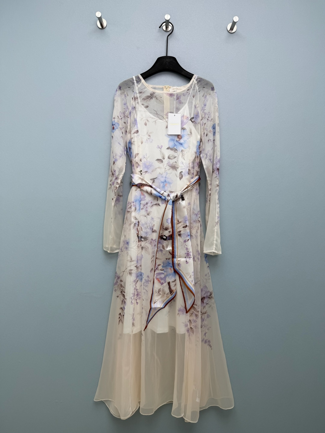 NO:776287,Zimmerman*26 new flower and bird print chiffon dress, blue and purple ink flower and bird print, fine smudged layers, with light beige background, like wearing the flower and bird pictures of spring in the south of the Yangtze River on the body, with a poetic filter, the flying birds and flower branches in the details are more lively. The outer layer is semi-transparent chiffon + the inner layer  The suspender petticoat combines elegance and practicality. The hem of the skirt is flexible when walking without being exposed. Paired with a silk scarf belt of the same color, it not only echoes the printing theme, but also allows the waistline to be freely adjusted, making the loose fit instantly appear slimmer and taller. Wearing this skirt makes you feel like a Jiangnan woman who stepped out of an ink painting.  Light beige background with blue-purple flowers and birds, semi-transparent long sleeves + flowing skirt, it looks like it is floating when the wind blows, gentle to the core ~ Slightly see-through long sleeves + flowing hem, the skirt floats when walking, and the atmosphere directly fills the monochrome size 4 SMLXL, Zimmerman-clothing, skirts,19860909Zimmerman*26新款花鸟印花雪纺长裙,蓝紫色水墨花鸟印花,晕染层次细腻,搭配浅米底色,像把江南春日的花鸟图穿在身上,自带诗意滤镜,细节处的飞鸟与花枝更添灵动.外层半透雪纺+内层吊带衬裙,兼顾飘逸感与实用性,行走时裙摆灵动,又不会暴露.搭配同花色丝巾腰带,既呼应印花主题,又能自由调节腰线,让宽松版型瞬间显瘦显高.穿上这条裙子感觉自己是从水墨画里走出来的江南女子 浅米底色晕染着蓝紫色花鸟,半透长袖+飘逸裙摆,风一吹就像在飘,温柔到骨子里～微透的长袖+飘逸大摆,走路时裙摆飘起来,氛围感直接拉满单色4码SMLXL,兹默曼-服装,skirts,,Women's clothing