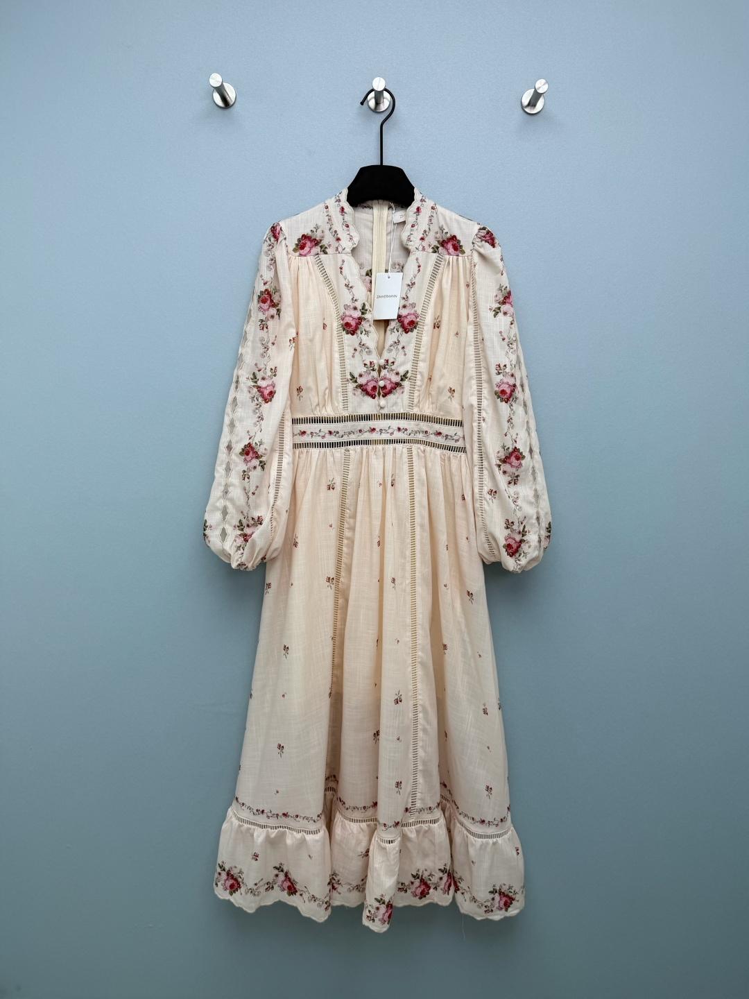 NO:776282,Zimmerman*26 new retro palace style rose print stitching hollow dress  The rose print is distributed on the neckline, cuffs and skirt, and is paired with small floral prints of the same color. It has rich layers and a strong sense of handwork, restoring the romantic atmosphere of a retro manor. The V-shaped lace collar + lantern sleeve design modifies the shoulder and neck lines. The lantern sleeves can hide arm fat, and the lace collar adds a girlish look. The hollow lace splicing + pleat design on the waist is breathable and can accurately tighten the waist and highlight the waist.  The line, the skirt spreads out in an A-line shape, covering the crotch and looking slimmer. The ruffled skirt is flexible and elegant when walking, enhancing the retro palace feel. The textured cotton and linen fabric is very comfortable, suitable for spring picnics, dates, and afternoon tea. It comes with retro filters when taking photos, like a young lady coming out of an oil painting, gentle to the bone. Monochrome size 4 SMLXL, Zimmerman-clothing, skirts,19860909Zimmerman*26新款复古宫廷风玫瑰印花拼接镂空连衣裙 玫瑰印花分布于领口、袖口与裙摆,搭配同色系小碎花印花,层次丰富,手工感强,还原复古庄园的浪漫氛围.V型花边领+灯笼袖设计,修饰肩颈线条,灯笼袖能藏住手臂赘肉,花边领增添少女感.腰部镂空蕾丝拼接+收褶设计,既透气又能精准收腰,凸显腰线,裙摆呈A字散开,遮胯显瘦.荷叶边裙摆行走间灵动飘逸,强化复古宫廷感.肌理感棉麻面料很舒服,春天野餐、约会、下午茶穿都合适,拍照自带复古滤镜,像从油画里走出来的大小姐,温柔到骨子里单色4码SMLXL,兹默曼-服装,skirts,,Women's clothing