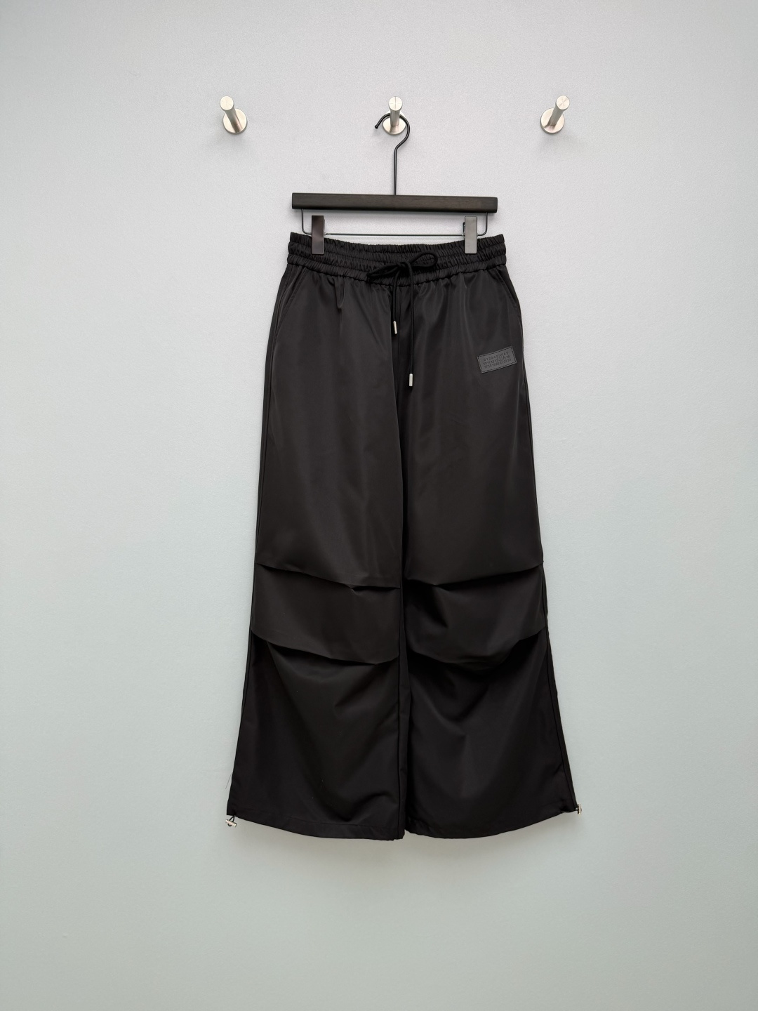 NO:776309,MM6 Margiela 26 new drawstring pleated wide-leg casual overalls. The brand letter logo on the trousers is simple and recognizable; the black/khaki colors are very sweet and cool. They are also super comfortable to wear in summer ~ the double-layer pleated trouser legs are so good at hiding flesh!  The pear-shaped figure turns into cartoon legs in seconds, and the high-waist design can also quietly elongate the proportions of the trouser legs. The drawstrings are so good at dressing!  Wearing it with wide legs gives you a lazy and relaxed feel, while wearing it with your feet tied makes it look cool and workwear style. Wearing two pairs of pants is a great value for money!  Wear it casually with a short top and it will create a great atmosphere. It can be worn for commuting, shopping, or traveling!  2 colors and 3 sizes SML, women's clothing, masion margiela, masion margiela,19860909MM6 马吉拉 26新款抽绳褶皱阔腿休闲工装裤 裤身品牌字母标识 简约又有辨识度；黑色/卡其色两个颜色都巨甜酷 夏天穿也超舒服～双层褶皱裤腿太会藏肉了！梨形身材秒变漫画腿,高腰设计还能悄悄拉长比例裤脚抽绳太懂穿搭了！阔腿穿是慵懒松弛感,束脚穿又变酷飒工装风,一裤两穿性价比拉满！随便搭个短上衣就很有氛围感,通勤、逛街、出游都能穿！2色3码SML,女装,masion margiela,masion margiela,,Women's clothing