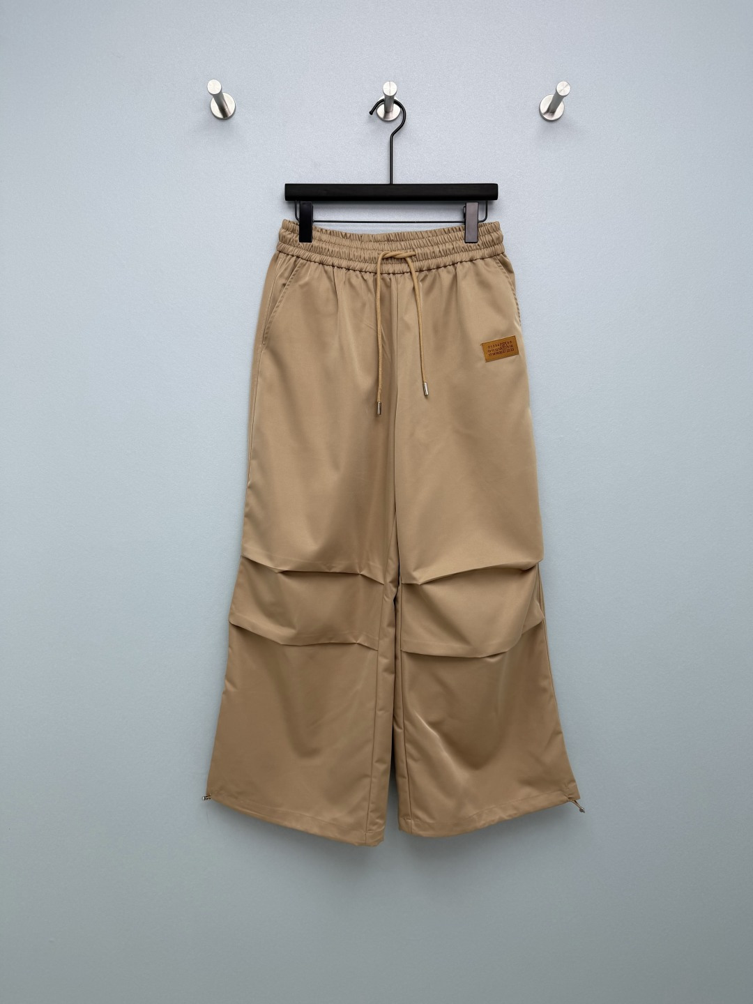 NO:776318,MM6 Margiela 26 new drawstring pleated wide-leg casual overalls. The brand letter logo on the trousers is simple and recognizable; the black/khaki colors are very sweet and cool. They are also super comfortable to wear in summer ~ the double-layer pleated trouser legs are so good at hiding flesh!  The pear-shaped figure turns into cartoon legs in seconds, and the high-waist design can also quietly elongate the proportions of the trouser legs. The drawstrings are so good at dressing!  Wearing it with wide legs gives you a lazy and relaxed feel, while wearing it with your feet tied makes it look cool and workwear style. Wearing two pairs of pants is a great value for money!  Wear it casually with a short top and it will create a great atmosphere. It can be worn for commuting, shopping, or traveling!  2 colors and 3 sizes SML, women's clothing, masion margiela, masion margiela,19860909MM6 马吉拉 26新款抽绳褶皱阔腿休闲工装裤 裤身品牌字母标识 简约又有辨识度；黑色/卡其色两个颜色都巨甜酷 夏天穿也超舒服～双层褶皱裤腿太会藏肉了！梨形身材秒变漫画腿,高腰设计还能悄悄拉长比例裤脚抽绳太懂穿搭了！阔腿穿是慵懒松弛感,束脚穿又变酷飒工装风,一裤两穿性价比拉满！随便搭个短上衣就很有氛围感,通勤、逛街、出游都能穿！2色3码SML,女装,masion margiela,masion margiela,,Women's clothing
