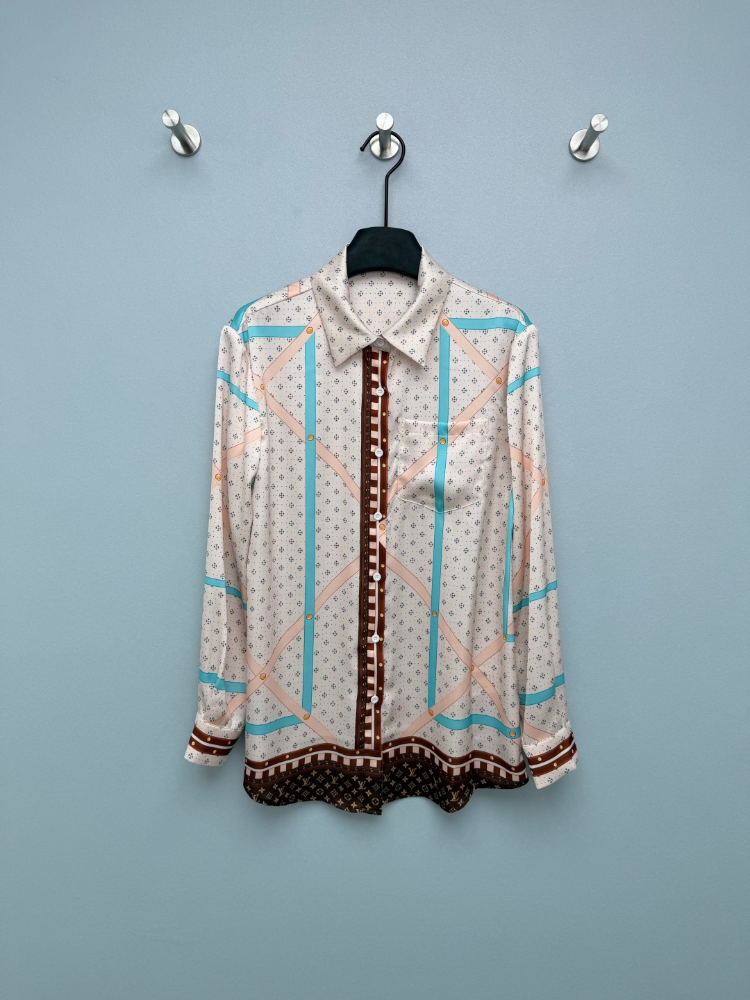 NO:776298,Louis Vuitto*26's new pink printed shirt, with retro suitcase illustrations and classic Monogram elements, brings a sense of luxury and art. The classic suitcase illustrations are printed on the body, paired with presbyopic stitching on the cuffs, giving a retro light and luxurious feel that is light and elegant, making it super comfortable to wear in spring and summer. The retro suitcase print on the chest brings a sense of literary and artistic storytelling. The presbyopic stitching on the cuffs + stripe details make it highly recognizable. The body is covered with light pink four-leaf flower dark patterns, low-key and refined, and enhances the overall texture!  Solid color size 3 SML,Louis Vuitton-clothing,louis vuitton,louis vuitton,shirts,19860909Louis Vuitto*26新款粉色印花衬衫,复古旅行箱插画与经典Monogram元素,自带高级感与艺术氛围 经典旅行箱插画印在衣身上,搭配袖口老花拼接,复古轻奢感直接拉满轻盈飘逸,春夏穿超舒服 胸前复古旅行箱印花,自带文艺故事感 袖口老花拼接+条纹细节,辨识度拉满 衣身布满浅粉色四叶花暗纹,低调精致,提升整体质感！单色3码SML,路易威登-服装,louis vuitton,louis vuitton,shirts,,Women's clothing