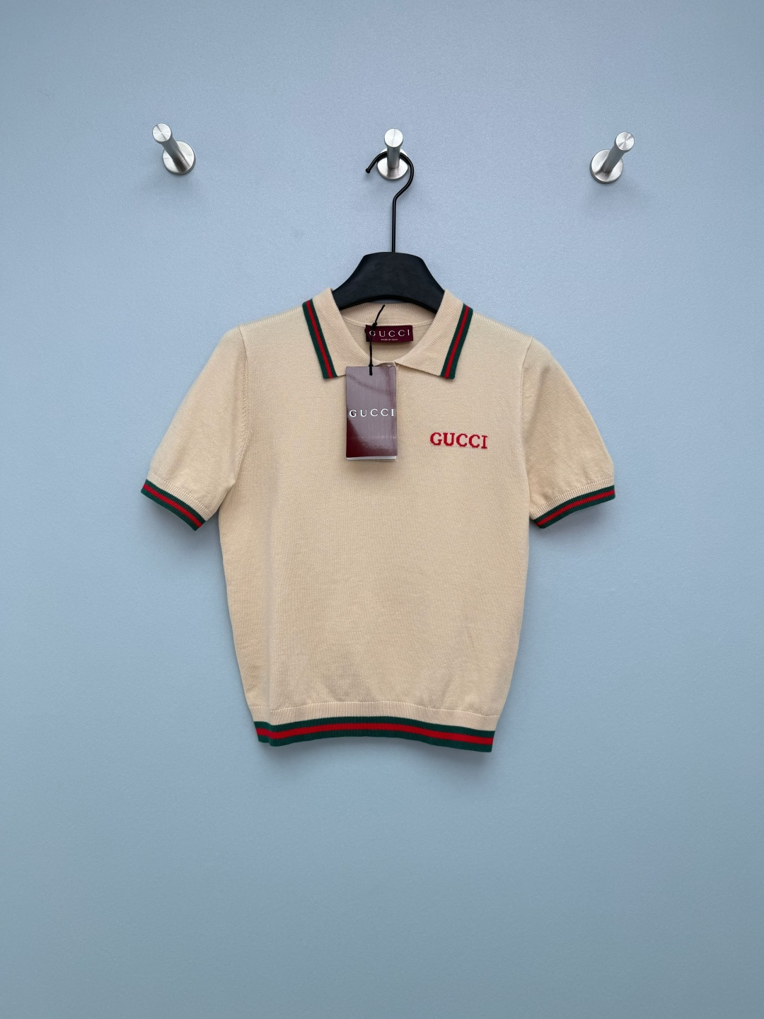 NO:776281,GUCC*26 new classic red and green webbing Polo sweater  The collar, cuffs and hem are all made of G's iconic red and green striped webbing, which is the brand's most recognizable visual symbol, instantly enhancing the high-end feel and retro atmosphere of the item. The red GUCC* embroidered Logo on the chest is exquisite and eye-catching, low-key highlighting the brand identity and avoiding large-area printing.  A sense of exaggeration. The short slim fit is neat and capable, which can not only highlight the body proportions, but also be suitable for layering and wearing alone. The classic lapel design retains the casual feel of the Polo shirt while modifying the neck line. The white is refreshing and age-reducing, and the khaki is retro and gentle, classic yyds!  2 colors and 3 codes SML, Gucci-clothing, gucci, gucci,19860909GUCC*26新款经典红绿织带Polo针织衫 领口、袖口与下摆均采用G标志性红绿条纹织带,是品牌最具辨识度的视觉符号,瞬间提升单品高级感与复古氛围.胸口红色GUCC*刺绣Logo,精致醒目,低调彰显品牌身份,避免大面积印花的浮夸感.短款修身版型,利落干练,既能凸显身材比例,又适配叠穿与单穿多种场景.经典翻领设计,保留Polo衫的休闲感,同时修饰颈部线条.白色清爽减龄,卡其色复古温柔,经典款yyds！2色3码SML,古驰-服装,gucci,gucci,,Women's clothing