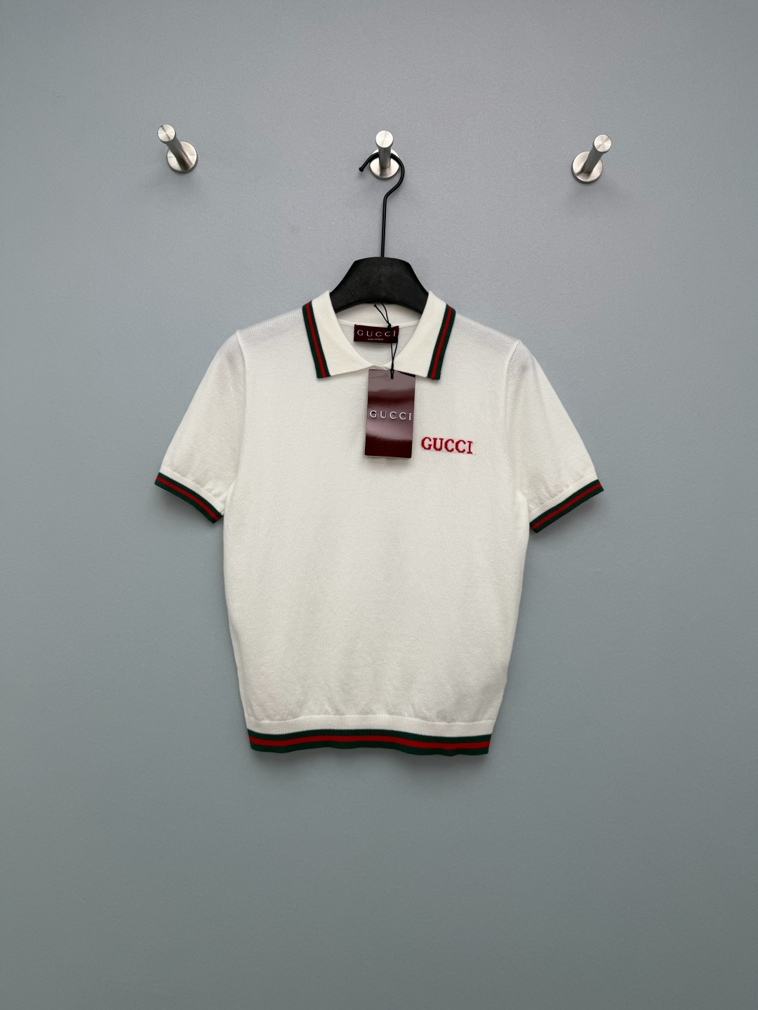 NO:776290,GUCC*26 new classic red and green webbing Polo sweater  The collar, cuffs and hem are all made of G's iconic red and green striped webbing, which is the brand's most recognizable visual symbol, instantly enhancing the high-end feel and retro atmosphere of the item. The red GUCC* embroidered Logo on the chest is exquisite and eye-catching, low-key highlighting the brand identity and avoiding large-area printing.  A sense of exaggeration. The short slim fit is neat and capable, which can not only highlight the body proportions, but also be suitable for layering and wearing alone. The classic lapel design retains the casual feel of the Polo shirt while modifying the neck line. The white is refreshing and age-reducing, and the khaki is retro and gentle, classic yyds!  2 colors and 3 codes SML, Gucci-clothing, gucci, gucci,19860909GUCC*26新款经典红绿织带Polo针织衫 领口、袖口与下摆均采用G标志性红绿条纹织带,是品牌最具辨识度的视觉符号,瞬间提升单品高级感与复古氛围.胸口红色GUCC*刺绣Logo,精致醒目,低调彰显品牌身份,避免大面积印花的浮夸感.短款修身版型,利落干练,既能凸显身材比例,又适配叠穿与单穿多种场景.经典翻领设计,保留Polo衫的休闲感,同时修饰颈部线条.白色清爽减龄,卡其色复古温柔,经典款yyds！2色3码SML,古驰-服装,gucci,gucci,,Women's clothing