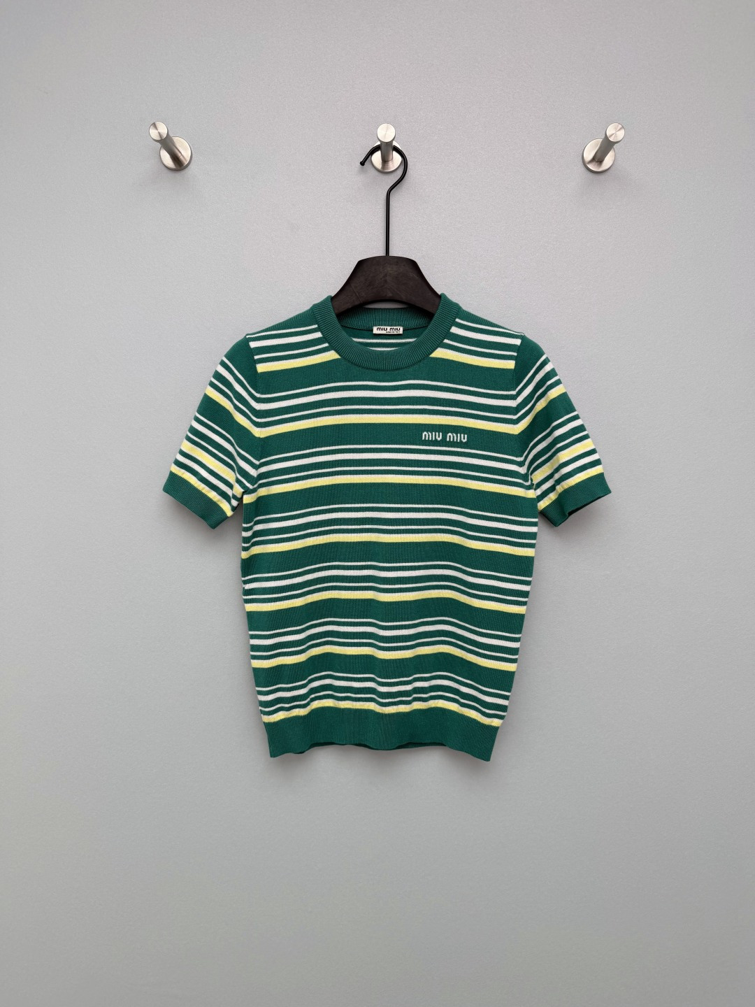 NO:776306,MIUMI*26 new retro contrasting striped knitted short-sleeved top. The black and yellow contrasting color model is sweet and cool. The green and yellow contrasting color model is fresh and energetic. The white embroidered logo on the chest is low-key and noble. The knitted fabric is soft and comfortable to wear next to the body!  The thickness of the stripes is staggered to avoid dullness and strengthen the retro American college style. It combines American retro stripes with MIU's iconic sweet and cool feel, balancing vitality and sophistication. It is different from monotonous basic models and has its own brand recognition and girly atmosphere!  2 colors and 3 codes SML, Miumiu-clothing, miumiu, T-shirt,19860909MIUMI*26新款复古撞色条纹针织短袖上衣 黑黄撞色款甜酷拽姐,绿黄撞色款清新元气,胸口白色刺绣Logo低调显贵,针织面料软乎乎的,贴身穿超舒服！条纹粗细错落,避免呆板,强化复古美式学院风 融合美式复古条纹与MIU标志性甜酷感,平衡了活力与精致,区别于单调基础款,自带品牌辨识度与少女氛围！2色3码SML,缪缪-服装,miumiu,T-shirt,,Women's clothing