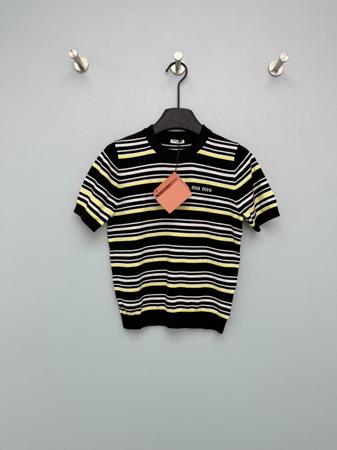 NO:776316,MIUMI*26 new retro contrasting striped knitted short-sleeved top. The black and yellow contrasting color model is sweet and cool. The green and yellow contrasting color model is fresh and energetic. The white embroidered logo on the chest is low-key and noble. The knitted fabric is soft and comfortable to wear next to the body!  The thickness of the stripes is staggered to avoid dullness and strengthen the retro American college style. It combines American retro stripes with MIU's iconic sweet and cool feel, balancing vitality and sophistication. It is different from monotonous basic models and has its own brand recognition and girly atmosphere!  2 colors and 3 codes SML, Miumiu-clothing, miumiu, T-shirt,19860909MIUMI*26新款复古撞色条纹针织短袖上衣 黑黄撞色款甜酷拽姐,绿黄撞色款清新元气,胸口白色刺绣Logo低调显贵,针织面料软乎乎的,贴身穿超舒服！条纹粗细错落,避免呆板,强化复古美式学院风 融合美式复古条纹与MIU标志性甜酷感,平衡了活力与精致,区别于单调基础款,自带品牌辨识度与少女氛围！2色3码SML,缪缪-服装,miumiu,T-shirt,,Women's clothing