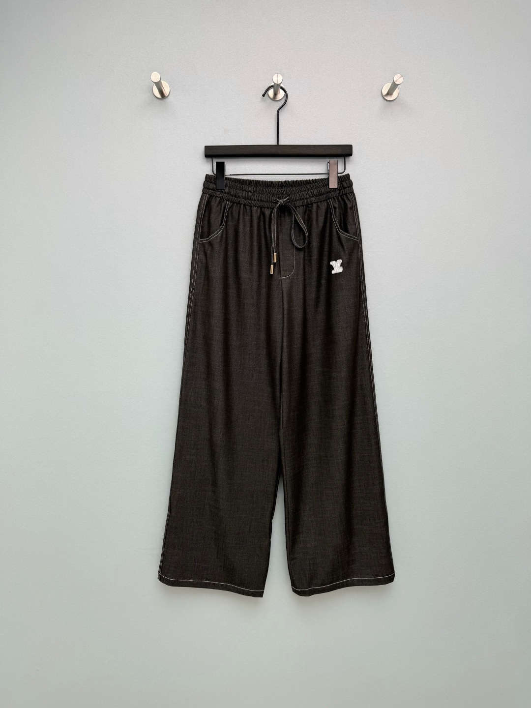 NO:776502,Louis Vuitto*26 new drawstring side topstitched wide-leg trousers. The embroidered letter logo on the trousers is low-key and luxurious. The letters on the back pocket add iconic embellishments to the design. The drawstring waistband wide-leg version is super slim and lengthens the legs. You must buy this one. It is really beautiful. These wide-leg trousers have a perfect sense of 'relaxation'. 2 colors and 3 sizes SML, Louis Vuitton-clothing, louis vuitton, louis vuitton,19860909Louis Vuitto*26新款抽绳侧边明线阔腿长裤 裤身刺绣字母logo低调奢华,后口袋字母为设计增添了标志性点缀腰头抽绳阔腿版型超级显瘦显腿长 这款一定要入手 真的绝美 这条阔腿裤把“松弛感”拿捏得死死的长裤 2色3码SML,路易威登-服装,louis vuitton,louis vuitton,,Women's clothing