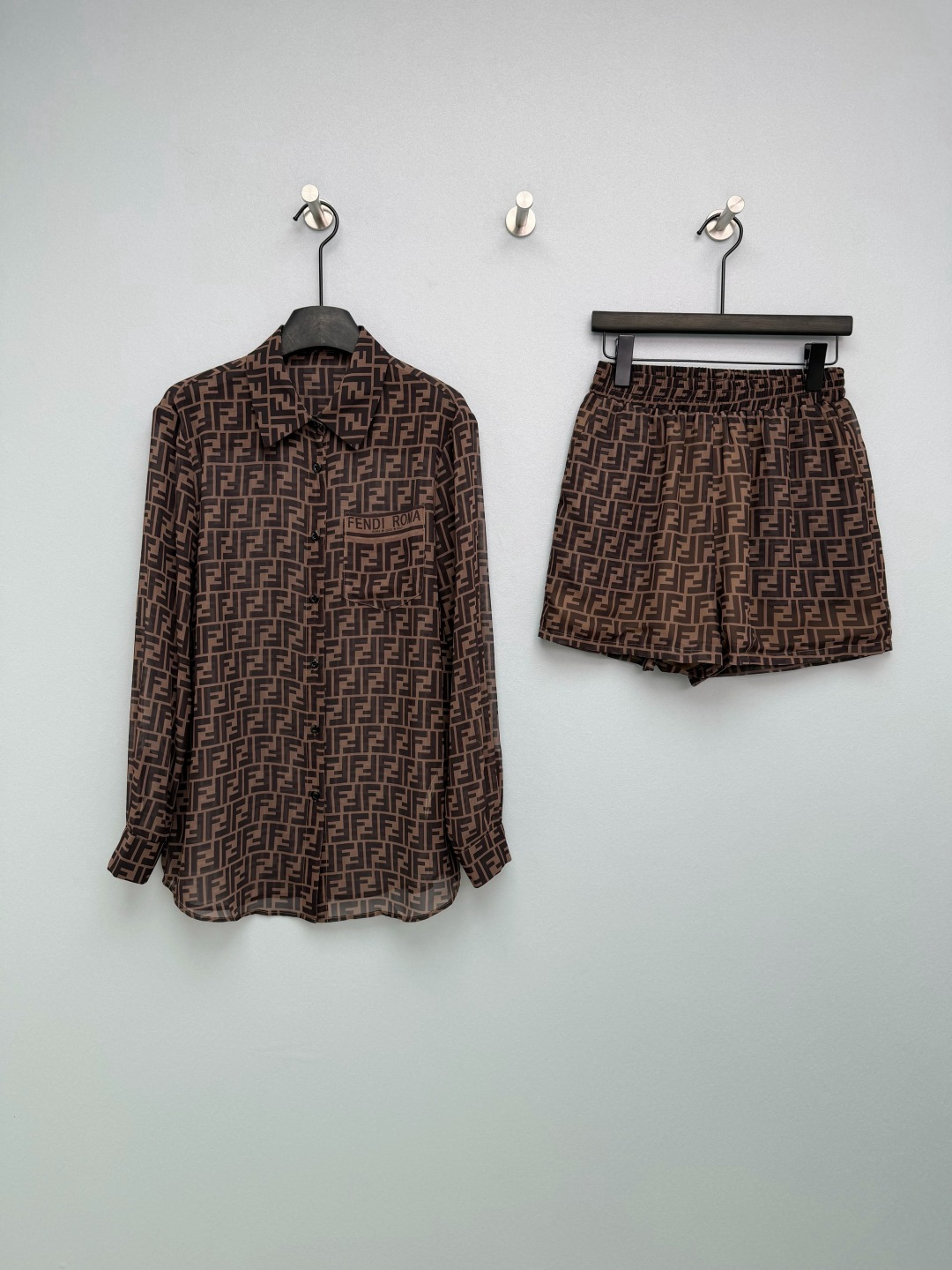 NO:776493,FEND*26 new FF presbyopic all-over printed shirt and shorts suit adopts the iconic FF letter all-over printed pattern, which is highly recognizable and has a light and luxurious atmosphere. It is a classic fashion symbol, visually exquisite and high-end. The lapel has a single-breasted design, and the chest pocket is embroidered with 'FEND*  ROMA' logo, the long sleeves can be rolled up, the style is casual and neat. The elastic waist wide-leg shorts are very tolerant to the waist and abdomen, comfortable and unrestricted to wear. The length of the pants just covers the thickest part of the thigh, making the legs slimmer and longer. 3 colors and 3 sizes SML, Fendi-clothing, fendi, fendi, shorts, shirts,19860909FEND*26新款FF老花满印衬衫短裤套装 通体采用标志性FF字母满印图案,辨识度极高,自带轻奢氛围,是经典的时尚符号,视觉上精致又高级.翻领单排扣设计,胸前口袋绣有“FEND* ROMA”标识,长袖可挽起,风格随性又利落.松紧腰阔腿短裤,对腰腹包容性强,穿着舒适无束缚,裤长刚好盖过大腿最粗处,显瘦又显腿长.3色3码SML,芬迪-服装,fendi,fendi,shorts,shirts,,Women's clothing