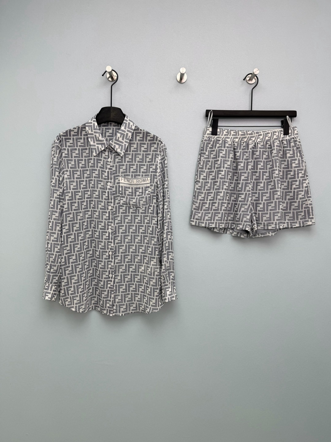 NO:776474,FEND*26 new FF presbyopic all-over printed shirt and shorts suit adopts the iconic FF letter all-over printed pattern, which is highly recognizable and has a light and luxurious atmosphere. It is a classic fashion symbol, visually exquisite and high-end. The lapel has a single-breasted design, and the chest pocket is embroidered with 'FEND*  ROMA' logo, the long sleeves can be rolled up, the style is casual and neat. The elastic waist wide-leg shorts are very tolerant to the waist and abdomen, comfortable and unrestricted to wear. The length of the pants just covers the thickest part of the thigh, making the legs slimmer and longer. 3 colors and 3 sizes SML, Fendi-clothing, fendi, fendi, shorts, shirts,19860909FEND*26新款FF老花满印衬衫短裤套装 通体采用标志性FF字母满印图案,辨识度极高,自带轻奢氛围,是经典的时尚符号,视觉上精致又高级.翻领单排扣设计,胸前口袋绣有“FEND* ROMA”标识,长袖可挽起,风格随性又利落.松紧腰阔腿短裤,对腰腹包容性强,穿着舒适无束缚,裤长刚好盖过大腿最粗处,显瘦又显腿长.3色3码SML,芬迪-服装,fendi,fendi,shorts,shirts,,Women's clothing