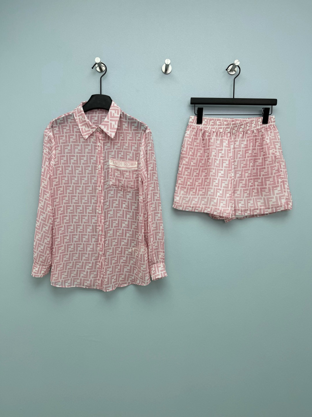 NO:776484,FEND*26 new FF presbyopic all-over printed shirt and shorts suit adopts the iconic FF letter all-over printed pattern, which is highly recognizable and has a light and luxurious atmosphere. It is a classic fashion symbol, visually exquisite and high-end. The lapel has a single-breasted design, and the chest pocket is embroidered with 'FEND*  ROMA' logo, the long sleeves can be rolled up, the style is casual and neat. The elastic waist wide-leg shorts are very tolerant to the waist and abdomen, comfortable and unrestricted to wear. The length of the pants just covers the thickest part of the thigh, making the legs slimmer and longer. 3 colors and 3 sizes SML, Fendi-clothing, fendi, fendi, shorts, shirts,19860909FEND*26新款FF老花满印衬衫短裤套装 通体采用标志性FF字母满印图案,辨识度极高,自带轻奢氛围,是经典的时尚符号,视觉上精致又高级.翻领单排扣设计,胸前口袋绣有“FEND* ROMA”标识,长袖可挽起,风格随性又利落.松紧腰阔腿短裤,对腰腹包容性强,穿着舒适无束缚,裤长刚好盖过大腿最粗处,显瘦又显腿长.3色3码SML,芬迪-服装,fendi,fendi,shorts,shirts,,Women's clothing