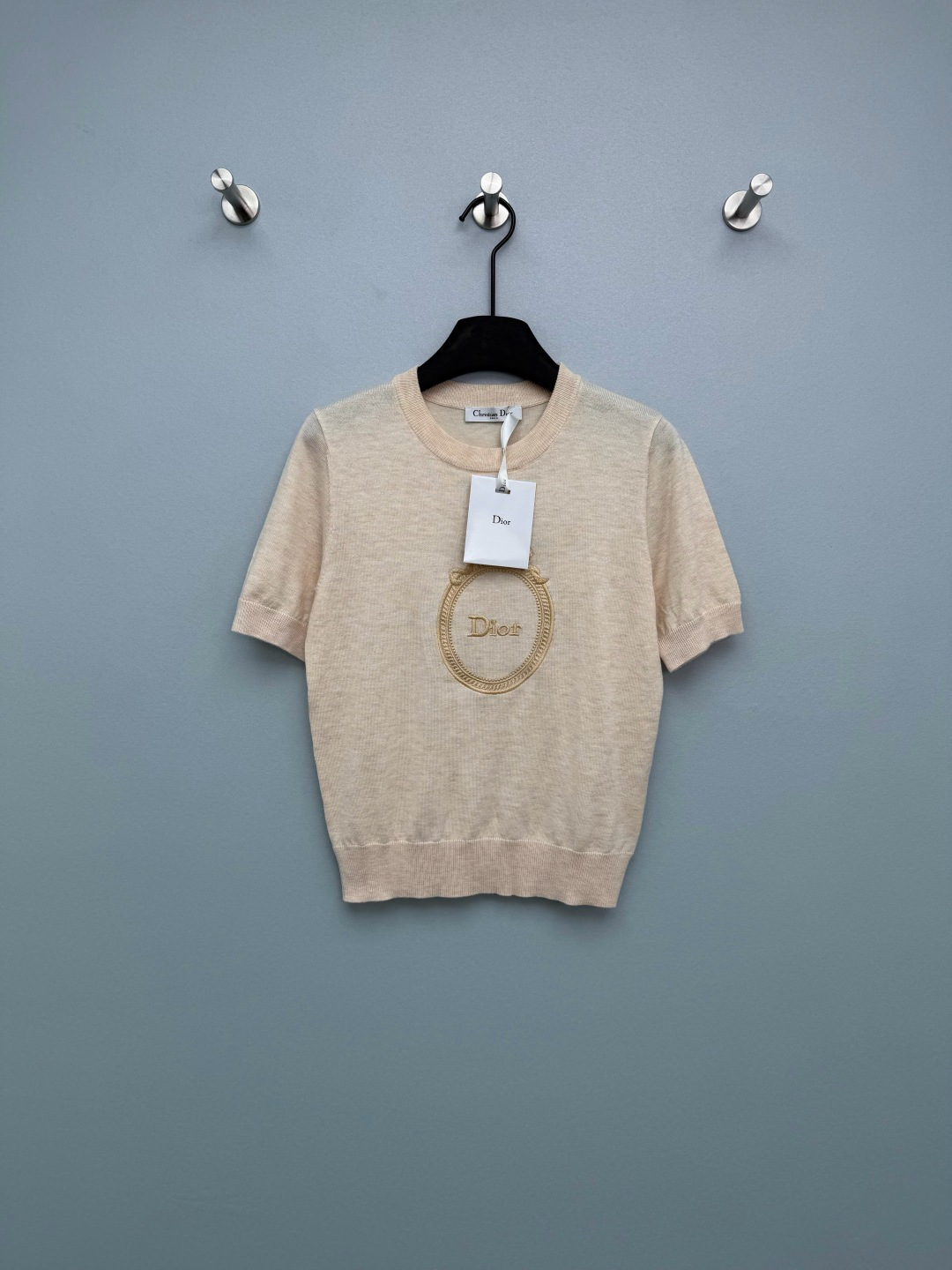 NO:776762,Dio*26's new short-sleeved knitted top. The circular badge embossing/embroidery on the chest is the soul. The same-color design is not ostentatious at all, but it can instantly enhance the sophistication of the entire look. The short version shows long legs and looks good with skirts and jeans. It is suitable and fashionable for work, gentle and noble for dates~ The lake blue is refreshing and white, and the beige color is gentle and versatile. You can’t go wrong with it with your eyes closed!  2 colors and 3 codes SML, Dior-clothing, dior, dior, skirts, jeans, T-shirt,19860909Dio*26新款短袖针织上衣 胸前的圆形徽章压纹/刺绣是灵魂,同色系设计一点都不张扬,却能瞬间提升整套look的精致度. 短款版型超显腿长,搭配半裙、牛仔裤都好看,上班穿得体又时髦,约会穿温柔又显贵～ 湖蓝色清爽显白,米杏色温柔百搭,闭眼入都不会错！2色3码SML,迪奥-服装,dior,dior,skirts,jeans,T-shirt,,Women's clothing