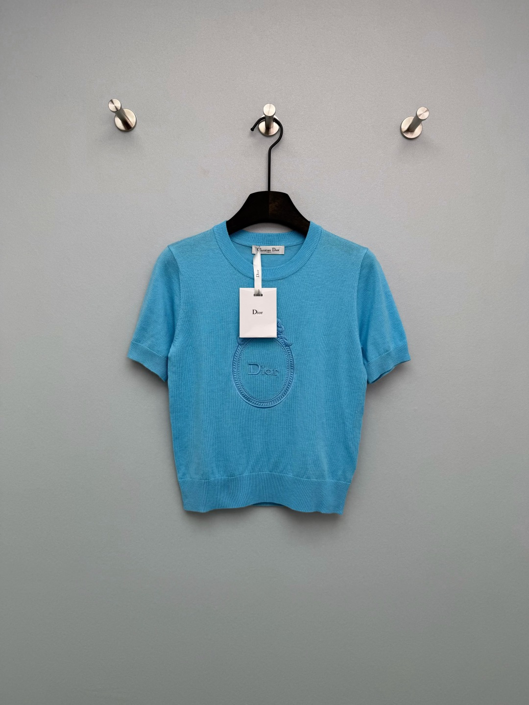 NO:776771,Dio*26's new short-sleeved knitted top. The circular badge embossing/embroidery on the chest is the soul. The same-color design is not ostentatious at all, but it can instantly enhance the sophistication of the entire look. The short version shows long legs and looks good with skirts and jeans. It is suitable and fashionable for work, gentle and noble for dates~ The lake blue is refreshing and white, and the beige color is gentle and versatile. You can’t go wrong with it with your eyes closed!  2 colors and 3 codes SML, Dior-clothing, dior, dior, skirts, jeans, T-shirt,19860909Dio*26新款短袖针织上衣 胸前的圆形徽章压纹/刺绣是灵魂,同色系设计一点都不张扬,却能瞬间提升整套look的精致度. 短款版型超显腿长,搭配半裙、牛仔裤都好看,上班穿得体又时髦,约会穿温柔又显贵～ 湖蓝色清爽显白,米杏色温柔百搭,闭眼入都不会错！2色3码SML,迪奥-服装,dior,dior,skirts,jeans,T-shirt,,Women's clothing