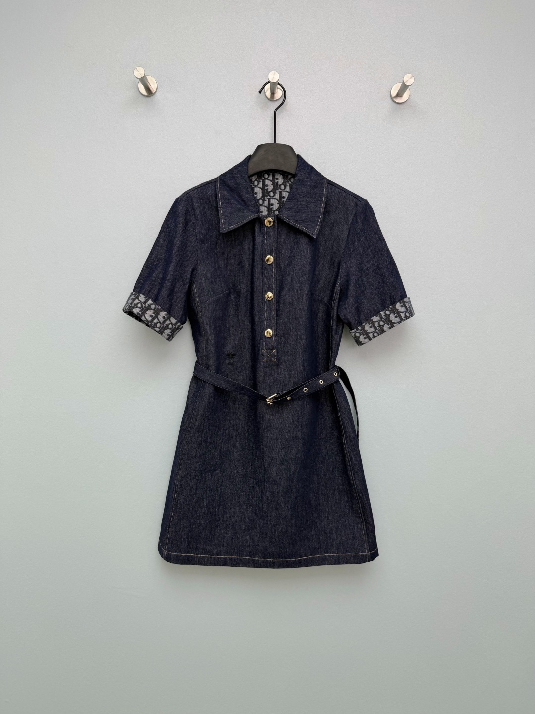 NO:776782,Dio*26 new patterned denim short-sleeved dress  The inner lining and cuff cuffs are made of D's Oblique jacquard fabric, which contrasts with dark denim in material and pattern, strengthening brand recognition and exquisite details. The lapel + half placket is customized with metal design to restore the silhouette of a retro work shirt skirt, which is neat and capable; the thin belt of the same color at the waist can be freely adjusted to easily outline the waist.  lines, optimizing body proportions. The open-stitch craftsmanship and the little bee embroidery logo at the placket enhance the overall sophistication and low-key highlight the sense of quality. The retro workwear style directly enshrines the gods in monochrome 3-code SML, Dior-clothing, dior, dior, dior, skirts, shirts, T-shirt,19860909Dio*26新款老花拼接牛仔短袖连衣裙 内里与袖口翻边处采用D家Oblique老花提花面料,与深色牛仔形成材质与图案对比,强化品牌辨识度,细节精致.翻领+半开襟定制金属设计,还原复古工装衬衫裙轮廓,利落干练；腰部同色系细腰带可自由调节,轻松勾勒腰线,优化身材比例.门襟处的明线工艺与小蜜蜂刺绣标识,提升了整体精致度,低调彰显品质感.复古工装风直接封神单色3码SML,迪奥-服装,dior,dior,dior,skirts,shirts,T-shirt,,Women's clothing