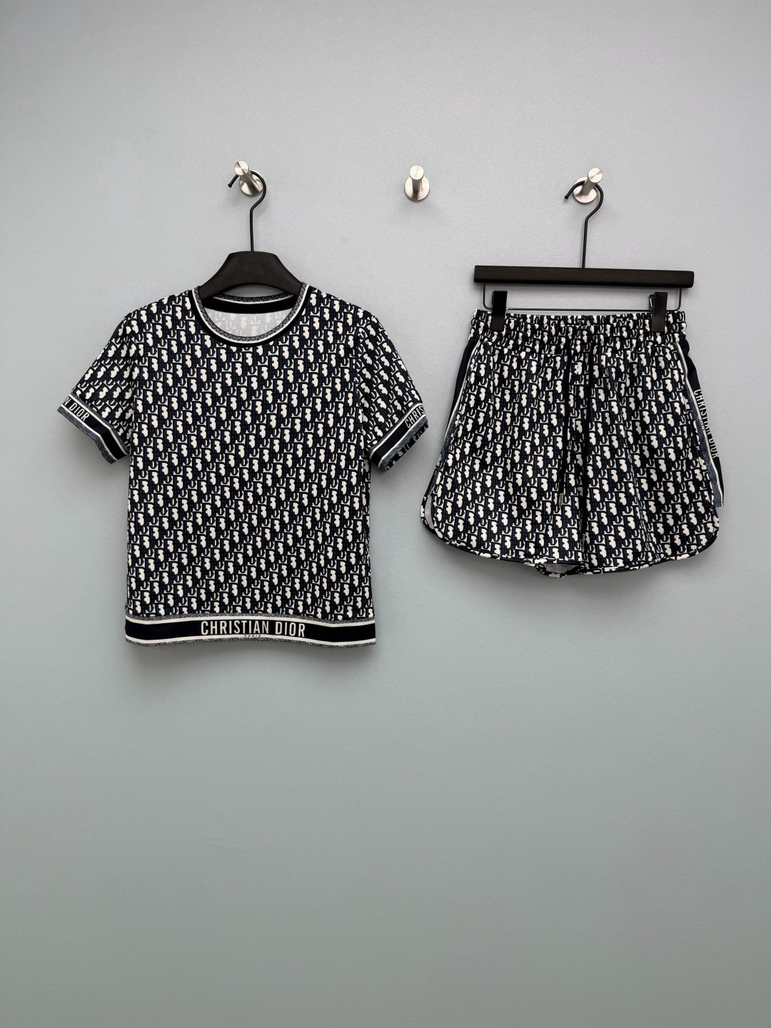 NO:776749,Dio*26's new presbyopic print suit is a combination of a round neck top and wide-leg shorts. The classic Oblique presbyopic pattern is printed all over the body, which is the most recognizable visual symbol of the brand. It has a sense of high-end and retro atmosphere. The collar and cuffs are edged with contrasting ribbing of the same color, and 'CHRISTIAN' is printed on the hem.  The words 'DIO*' strengthen the brand identity while improving the overall sophistication and structure. The all-over printed presbyopia really looks more and more interesting the more you look at it, the soft pink and white color combination shows off the whiteness, and the classic navy blue is cool and rustic. You can't go wrong with it with your eyes closed!  2 colors and 3 codes SML, Dior-clothing, dior, dior, dior, shorts,19860909Dio*26新款老花印花套装 圆领上衣阔腿短裤的组合 全身满印D家经典Oblique老花图案,是品牌最具辨识度的视觉符号,自带高级感与复古氛围.领口、袖口采用同色系撞色罗纹包边,下摆处印有“CHRISTIAN DIO*”字样,强化品牌标识,同时提升整体精致度与结构感.满印老花真的越看越有味道,温柔粉白配色巨显白,经典藏青又酷又飒,闭眼入都不会错！2色3码SML,迪奥-服装,dior,dior,dior,shorts,,Women's clothing