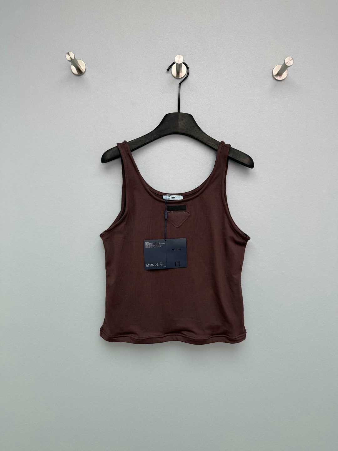 NO:776784,Prad*26 new apron camisole. The inverted triangle logo of the same color on the chest is the soul. It is low-key and recognizable, not exaggerated at all. The large round neck + wide shoulder strap design covers the breasts and shows right-angled shoulders. The short version is just stuck on the waistline. It is perfect to wear alone or layered!  Off-white is clean and refreshing, dark brown is retro and gentle, can be used for commuting/dating/leisure, full of practicality ~ 2 colors and 3 sizes SML, Prada-clothing, prada, prada,19860909Prad*26新款胶圈吊带背心 胸前的同色系倒三角标是灵魂,低调又有辨识度,完全不会浮夸.大圆领+宽肩带设计,遮副乳又显直角肩,短款版型刚好卡在腰线,单穿或叠穿都超绝！米白干净清爽,深棕复古温柔,通勤/约会/休闲都能hold住,实用性拉满～2色3码SML,普拉达-服装,prada,prada,,Women's clothing
