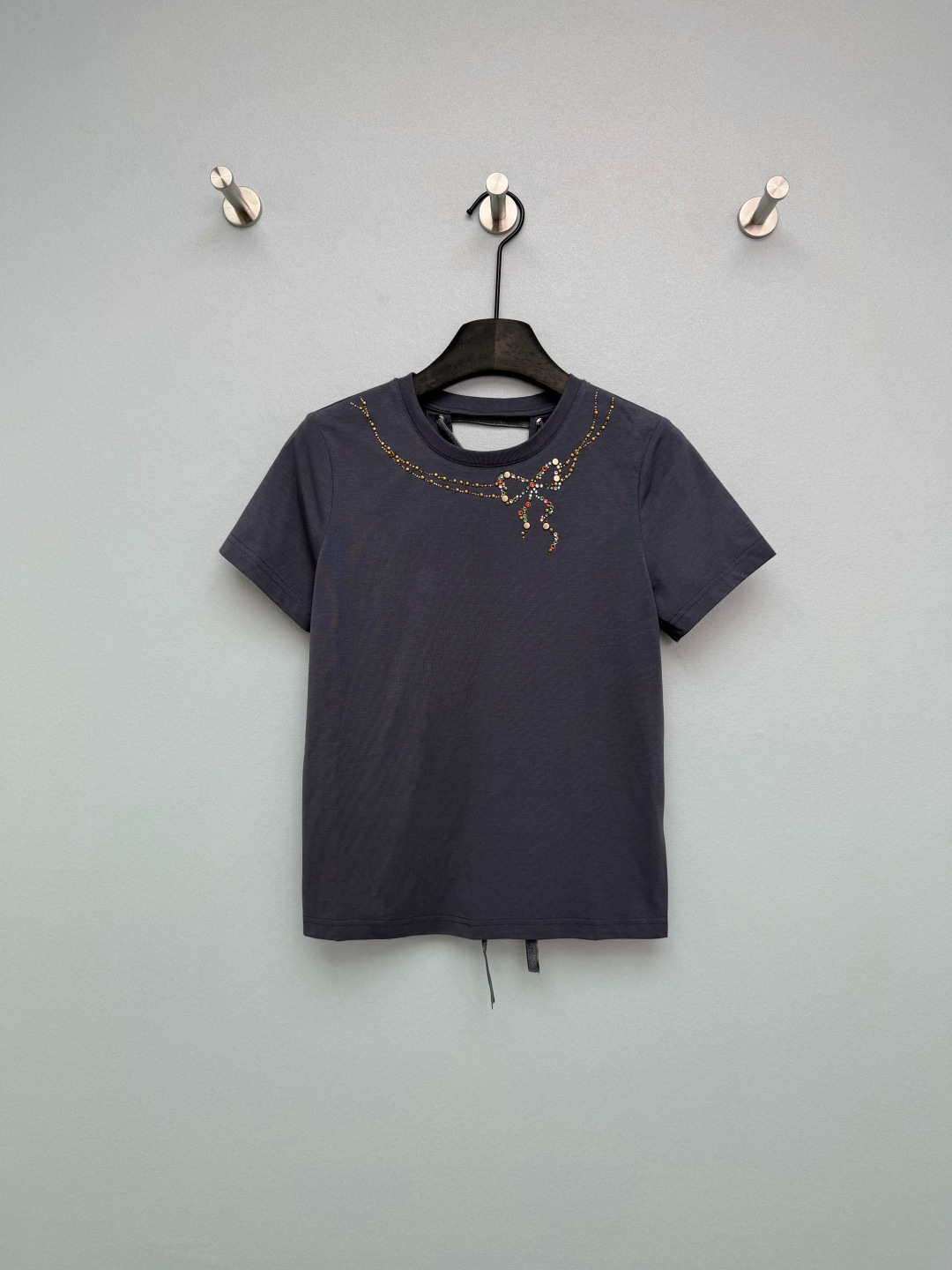 NO:776779,miss sixty26 new light luxury sweet cool style short-sleeved T-shirt  The neckline decorated with colored diamonds on the chest is made of colored diamonds + metal bead chains, which are spliced into a bow and necklace shape. The colors are rich and the details are exquisite. It has a refined atmosphere and lights up the basic version. The back uses cross straps + hollow design, reinforced with metal eyelets, which can be adjusted freely to expose part of the back line, adding sexiness and coolness. The front and rear styles contrast. The dark gray is extremely white, and when paired with jeans, you will look like a casual cool girl. When paired with a skirt, you will become a sweet and cool lady in seconds. It is worth wearing more than one outfit!  Single color size 3 SML, women's clothing, skirts, jeans, T-shirt, tees, t-shirt, necklace,19860909miss sixty26新款轻奢甜酷风短袖T恤 胸前彩钻装饰领口处采用彩钻+金属珠链拼接成蝴蝶结与项链造型,色彩丰富且细节精致,自带精致氛围感,点亮基础款版型.后背采用交叉绑带+镂空设计,金属气眼加固,可自由调节松紧,露出部分背部线条,增添性感与酷感,前后风格形成反差.深灰色巨显白,搭配牛仔裤是休闲酷妹,配半裙又秒变甜酷大小姐,一衣多穿太值了！单色3码SML,女装,skirts,jeans,T-shirt,tees，t-shirt,necklace,,Women's clothing