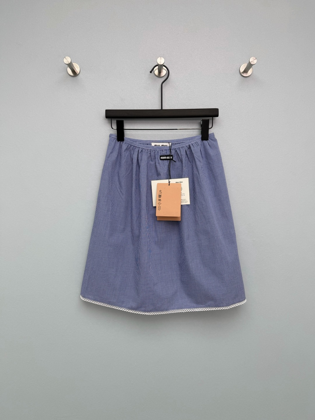 NO:776754,miumi*26 new blue plaid skirt is made of blue and white fine plaid fabric, fresh and retro, with a spring atmosphere  The waist is tolerant, not tight, and makes the skirt more fluffy, covering the hips and making you look slimmer. The A-line short and medium version, with the length near the knees, can not only modify the shape of the legs, but also highlight the light and lively girlish look. There is a small black miu logo in the center of the waist to strengthen the brand recognition.  It is classy and enhances the sense of sophistication. The skirt is spliced with white wavy lace, which softens the toughness of the plaid and adds sweetness and tenderness. It is the finishing touch of the entire skirt. The blue and white fine plaid with its own college filter, paired with the white lace on the skirt, directly adds to the sweet girl feeling.  Single color size 3 SML, Miu Miu-clothing, miumiu, skirts,19860909miumi*26新款蓝格纹半身裙 采用蓝白细格纹面料,清新复古,自带春日氛围感 腰部包容性强,不勒腰,同时让裙身更具蓬松感,遮胯显瘦.A字中短款版型,长度在膝盖附近,既能修饰腿型,又能凸显轻盈活泼的少女感.腰头中央带有黑色miu小标章仔,强化品牌辨识度,提升精致感.裙摆拼接白色波浪形蕾丝花边,柔化格纹的硬朗感,增添甜美与温柔感,是整条裙子的点睛之笔.自带学院滤镜的蓝白细格纹,搭配裙摆的白色蕾丝花边,甜妹感直接拉满 单色3码SML,缪缪-服装,miumiu,skirts,,Women's clothing